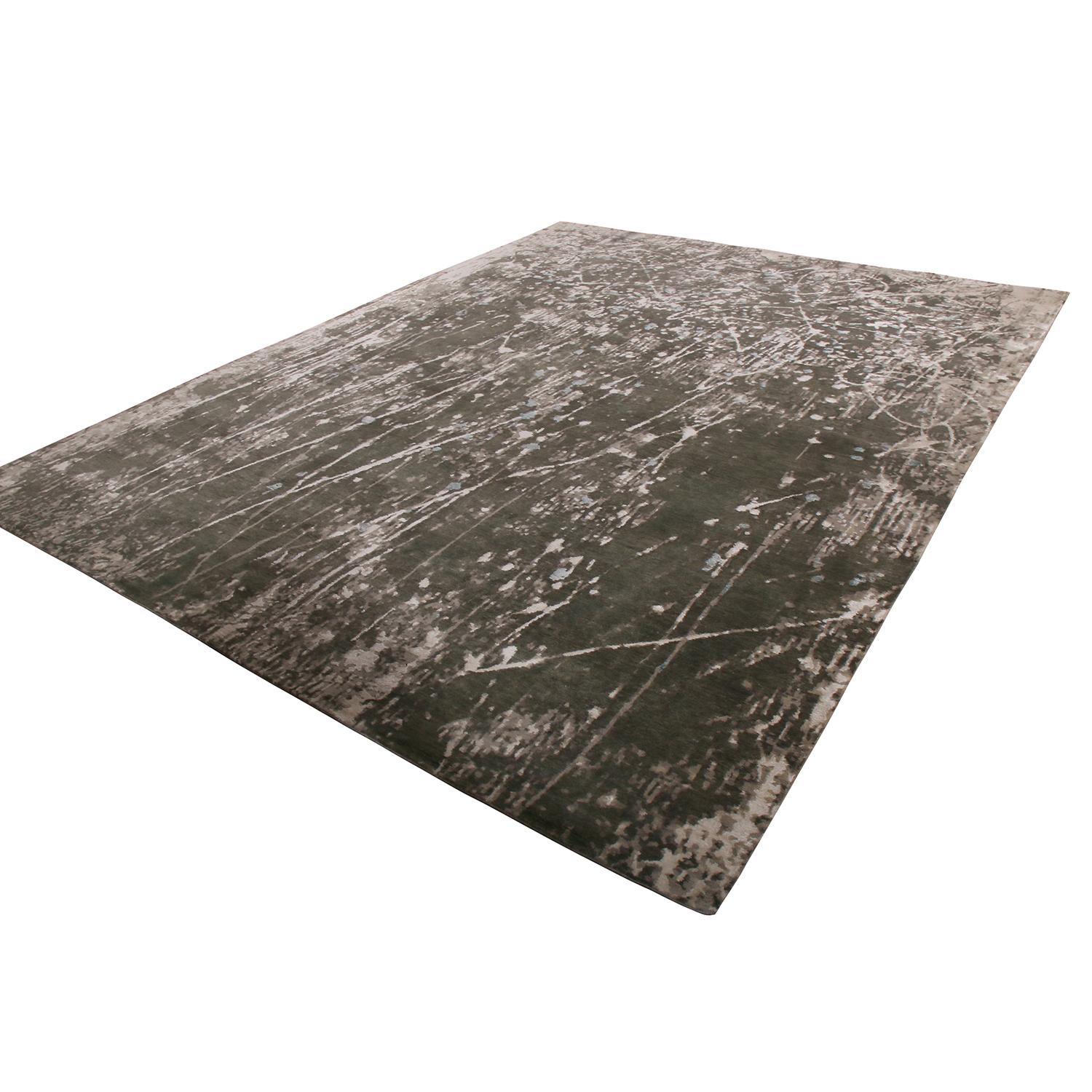 Ce tapis abstrait 9×12 est un nouvel ajout à la Collectional de Rug & Kilim.

Noué à la main dans un luxueux mélange de laine et de soie naturelle, il présente un motif peint sur toute sa surface dans de riches tons bruns. Les yeux attentifs
