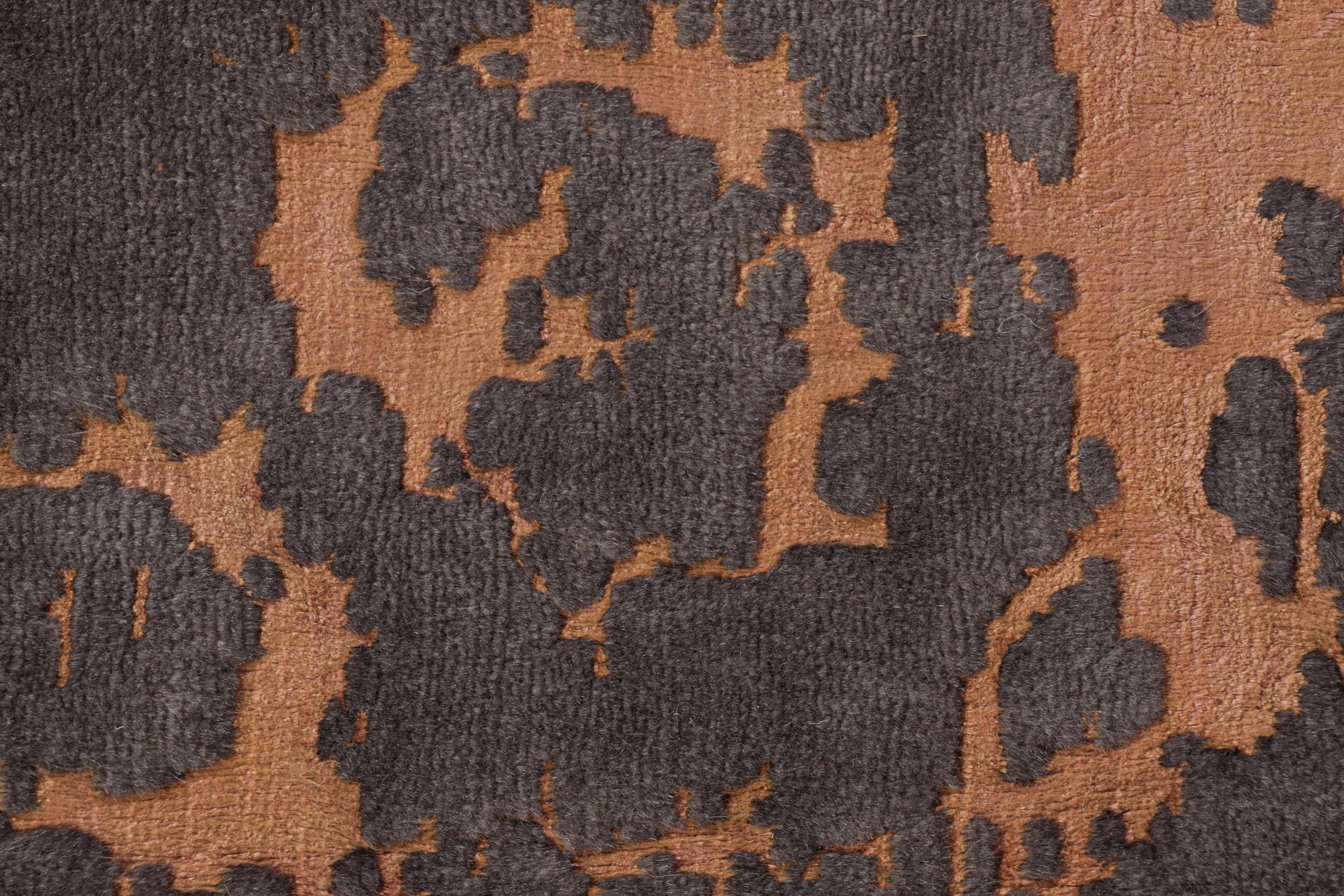 Abstrakter Teppich von Rug & Kilim in Anthrazit mit orangefarbenen Mustern (Moderne) im Angebot