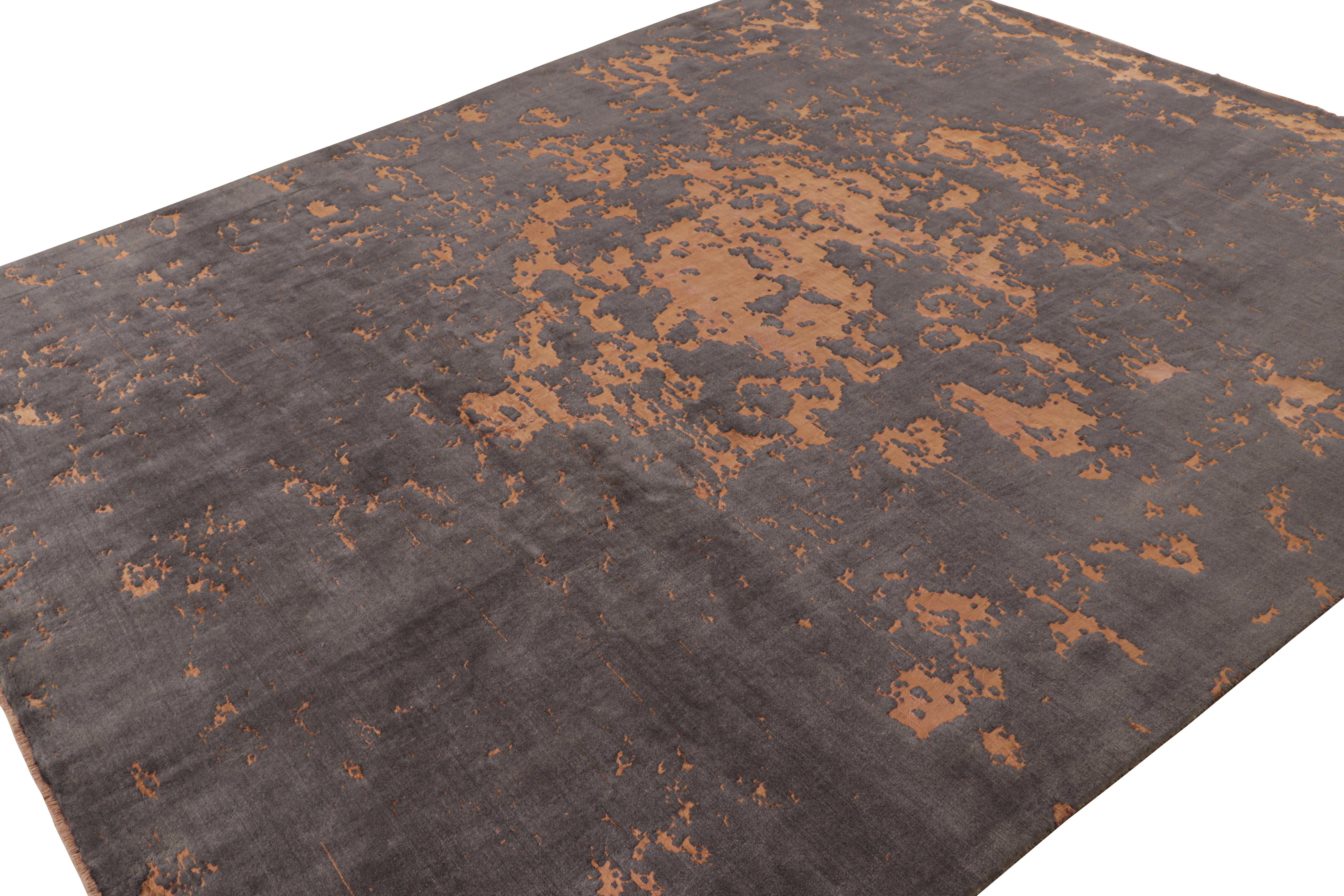 Abstrakter Teppich von Rug & Kilim in Anthrazit mit orangefarbenen Mustern (Türkisch) im Angebot