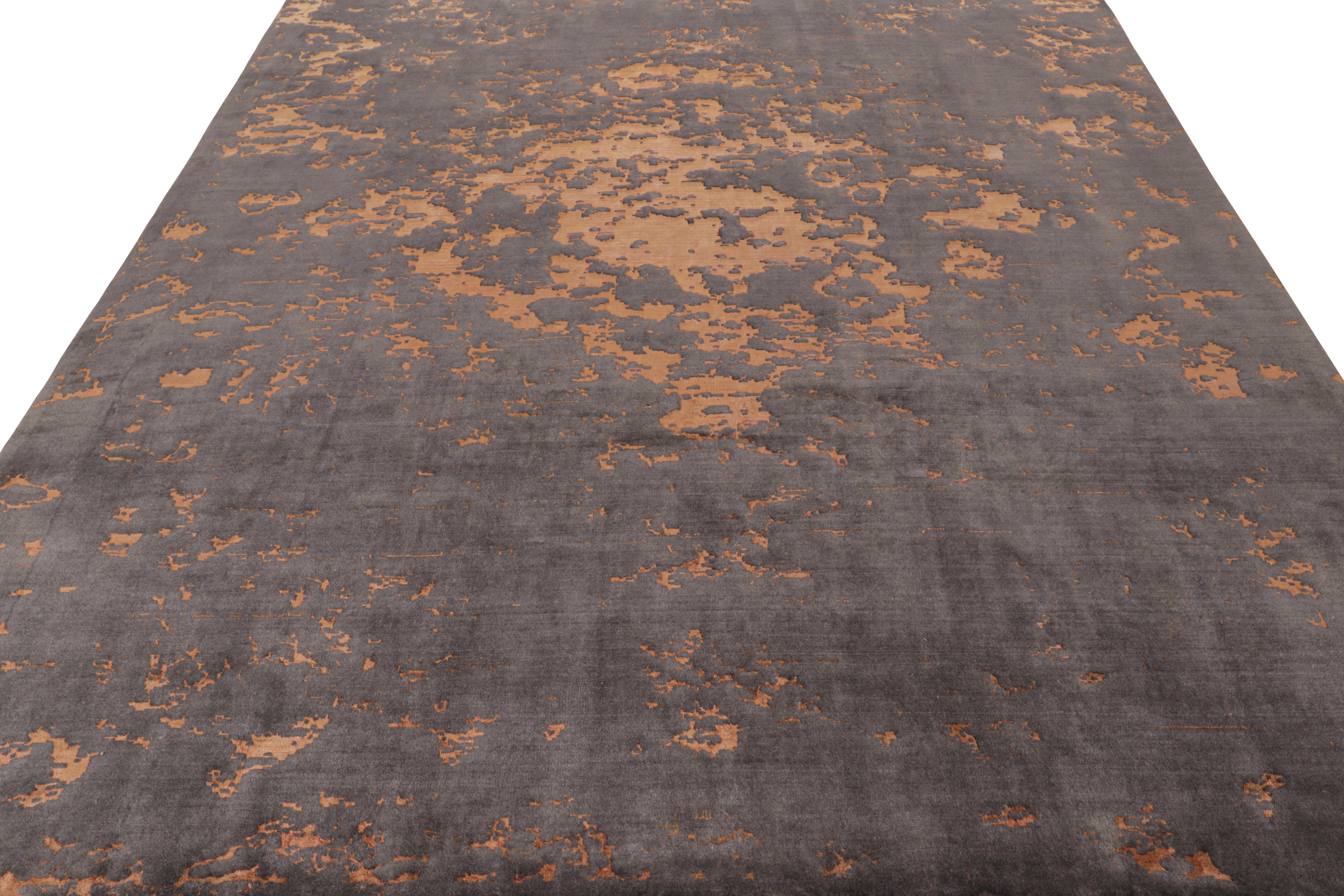Abstrakter Teppich von Rug & Kilim in Anthrazit mit orangefarbenen Mustern (Handgeknüpft) im Angebot