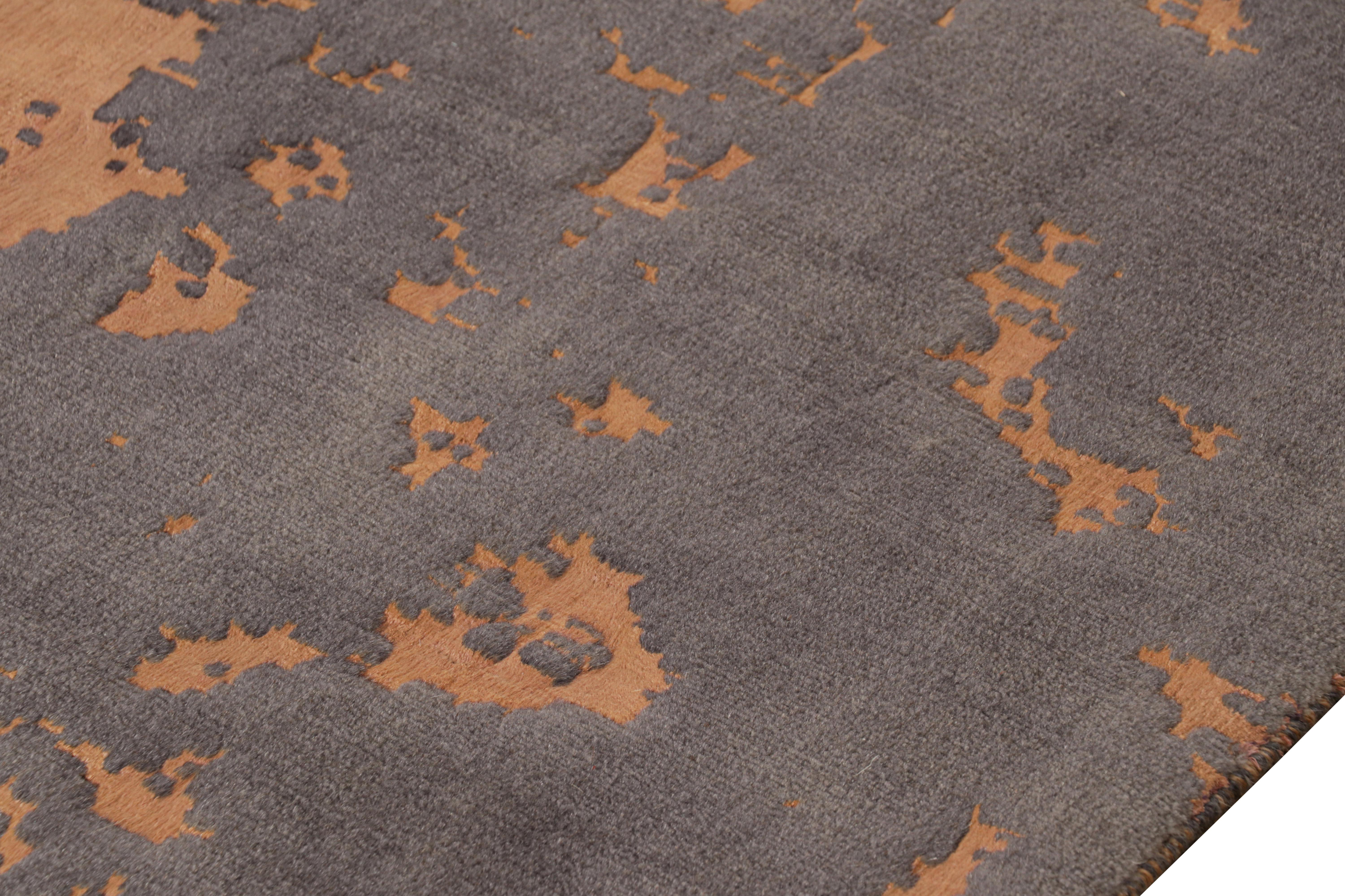 Abstrakter Teppich von Rug & Kilim in Anthrazit mit orangefarbenen Mustern im Zustand „Neu“ im Angebot in Long Island City, NY