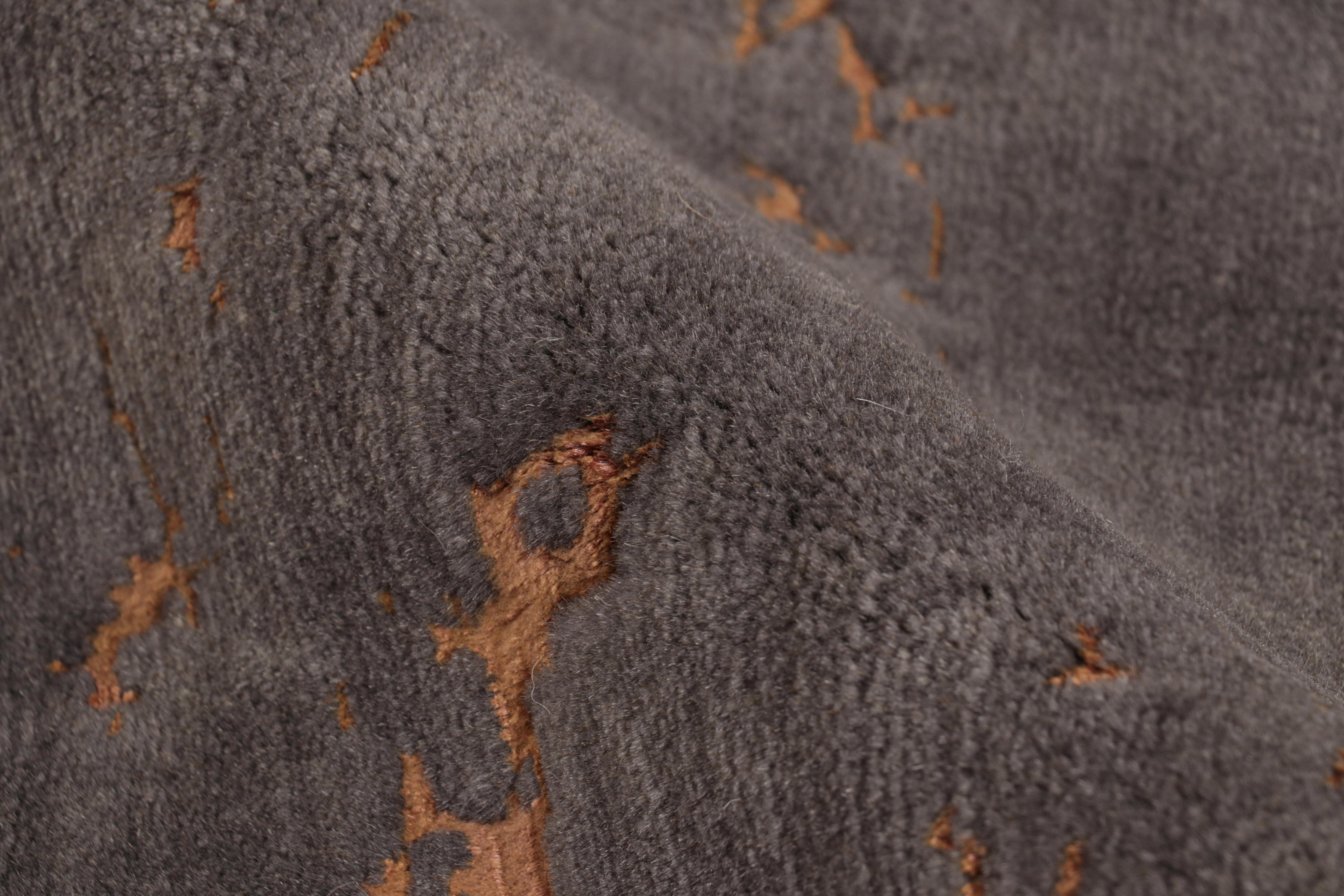 Abstrakter Teppich von Rug & Kilim in Anthrazit mit orangefarbenen Mustern (21. Jahrhundert und zeitgenössisch) im Angebot