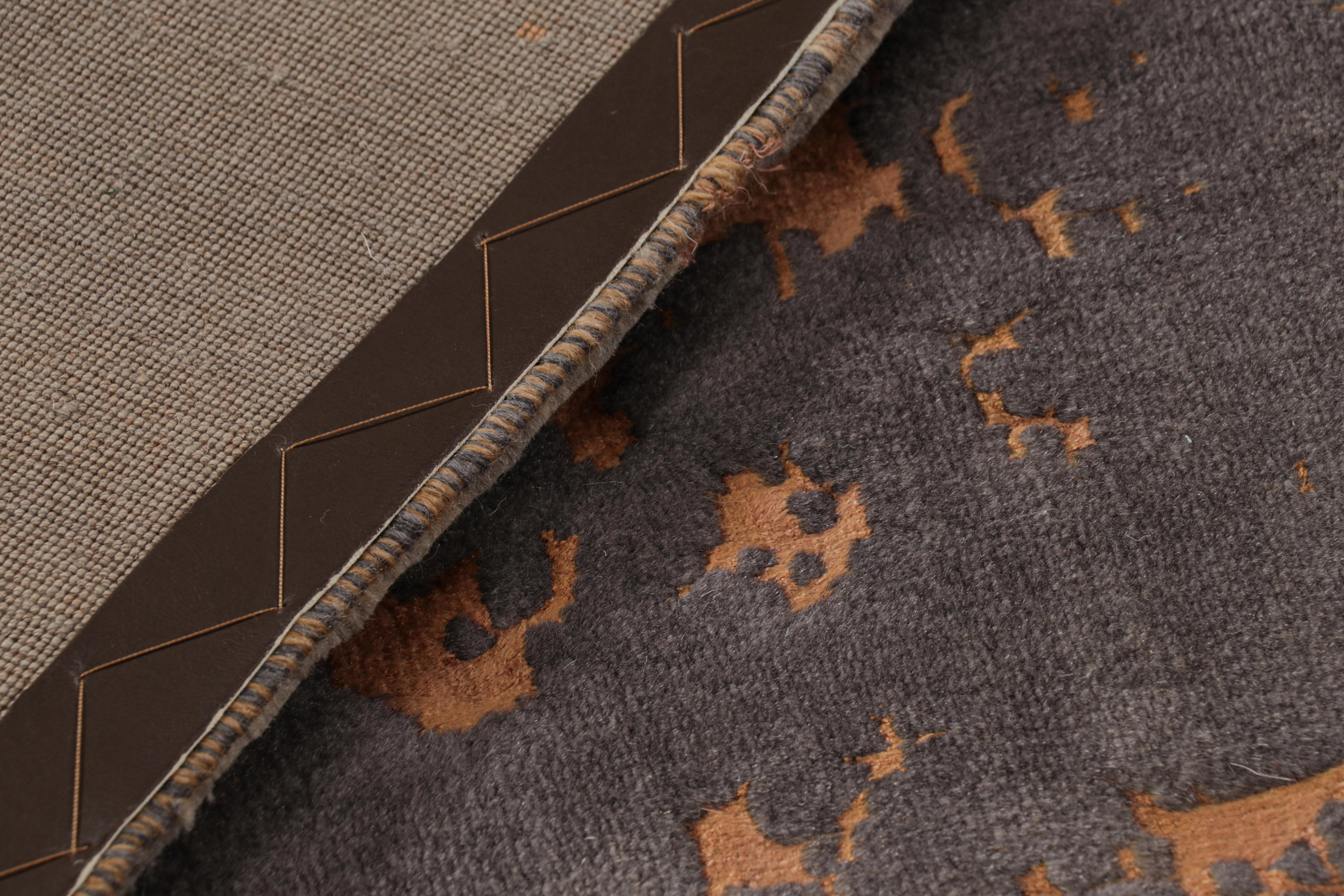 Abstrakter Teppich von Rug & Kilim in Anthrazit mit orangefarbenen Mustern (Wolle) im Angebot