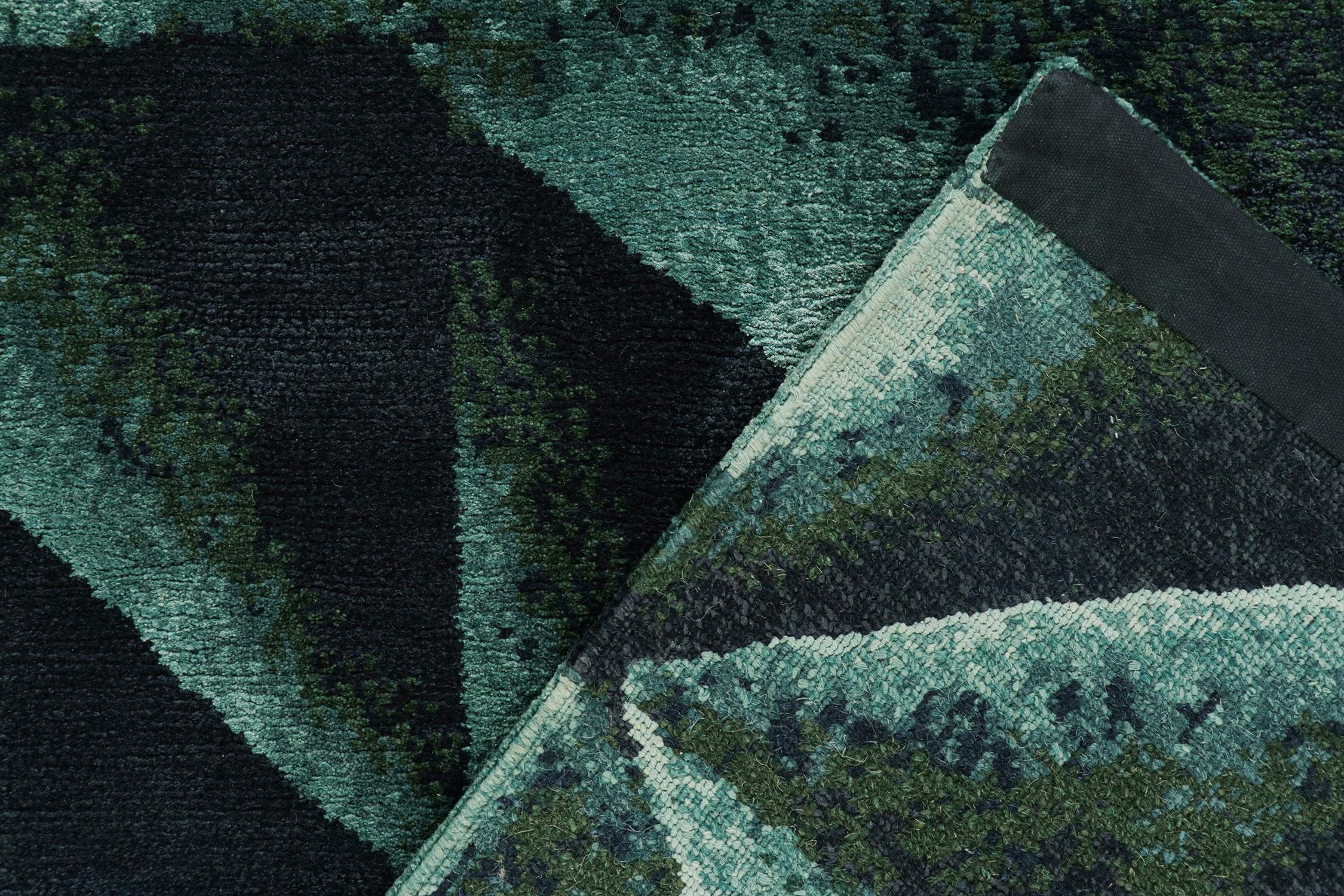 Abstrakter Teppich von Rug & Kilim in tiefem Teal und schwarzem Origami-Muster (21. Jahrhundert und zeitgenössisch) im Angebot