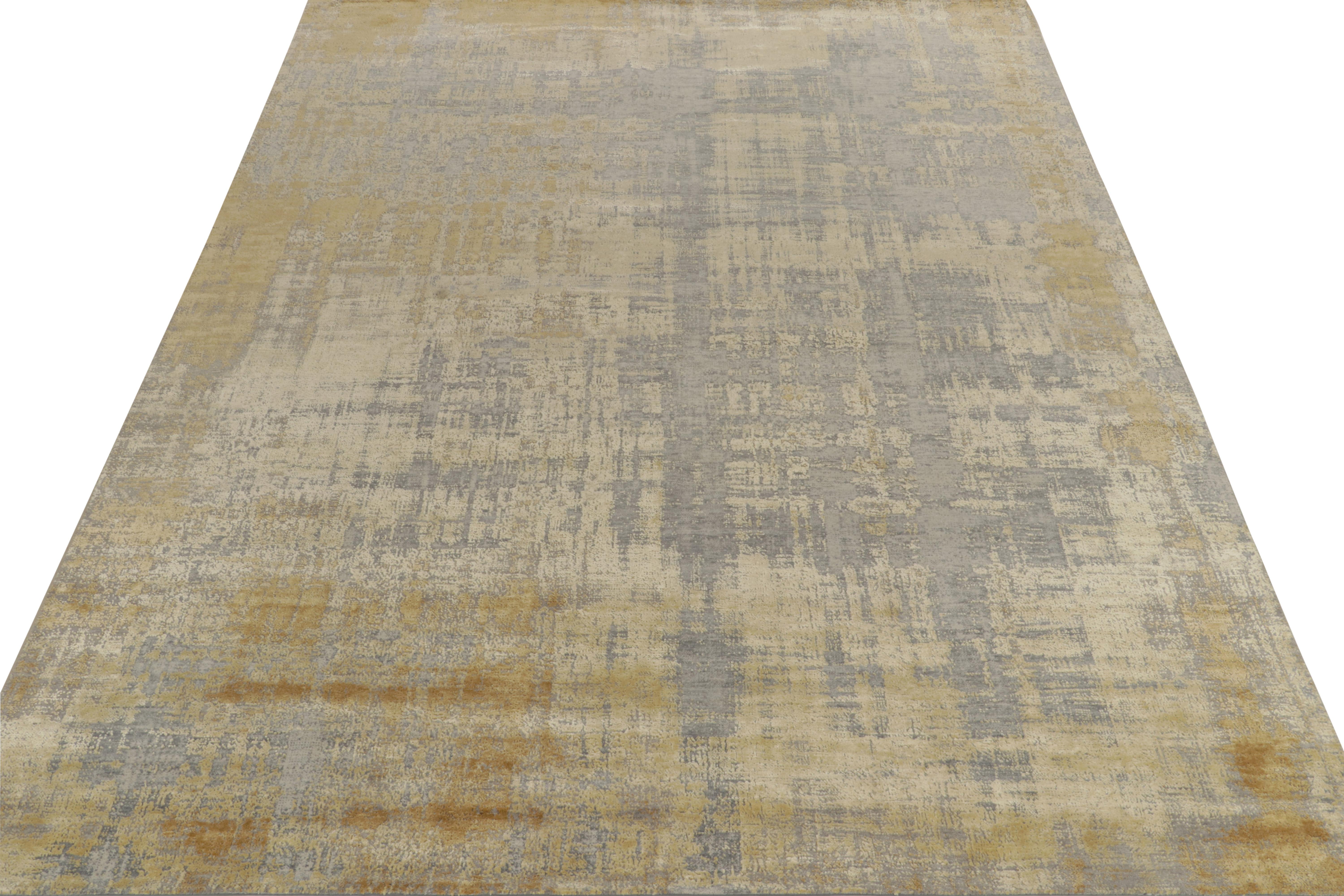 Moderno Rug & Kilim astratto  Tappeto con motivo a strisce in oro e grigio-argento in vendita
