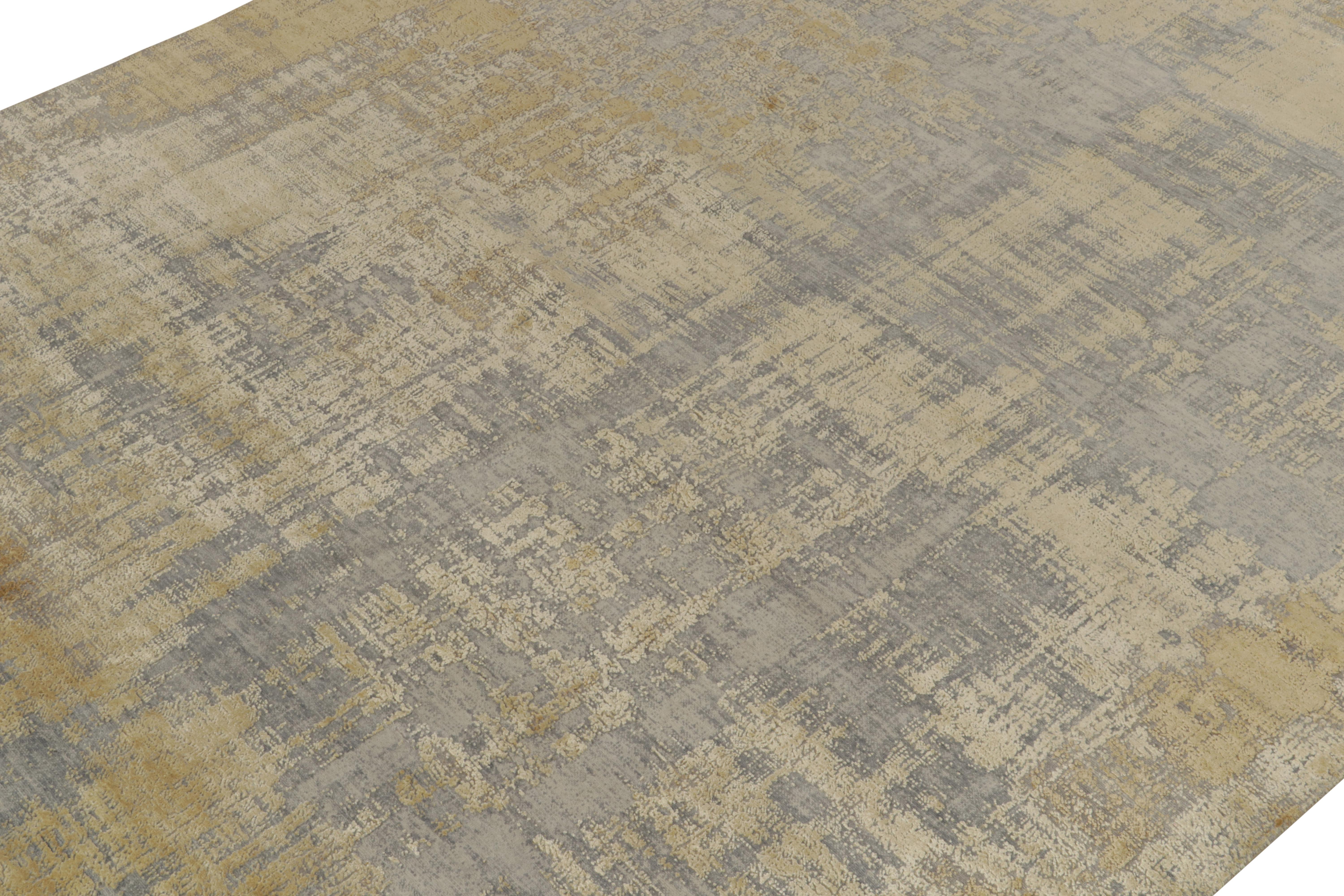 Indiano Rug & Kilim astratto  Tappeto con motivo a strisce in oro e grigio-argento in vendita