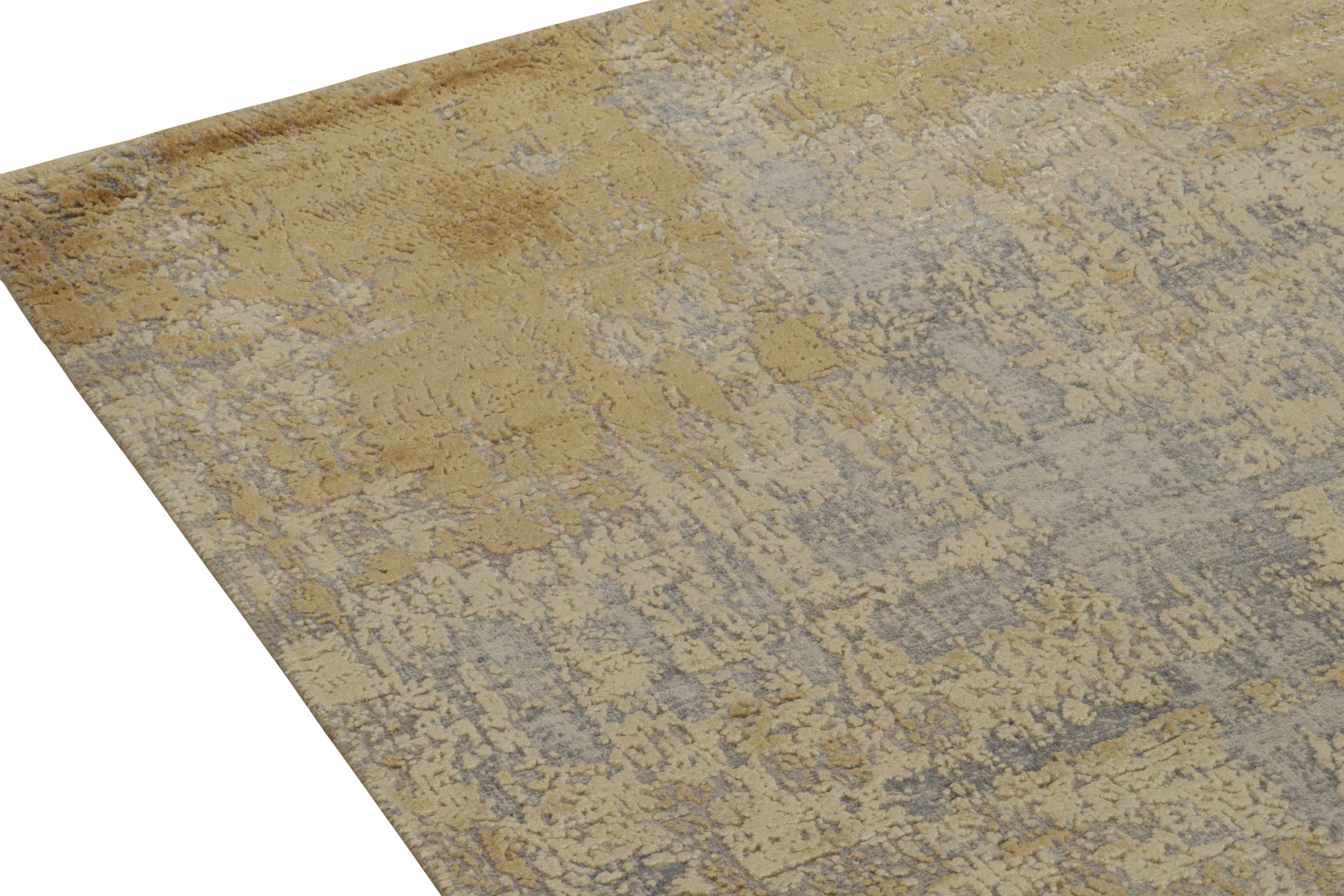 Annodato a mano Rug & Kilim astratto  Tappeto con motivo a strisce in oro e grigio-argento in vendita