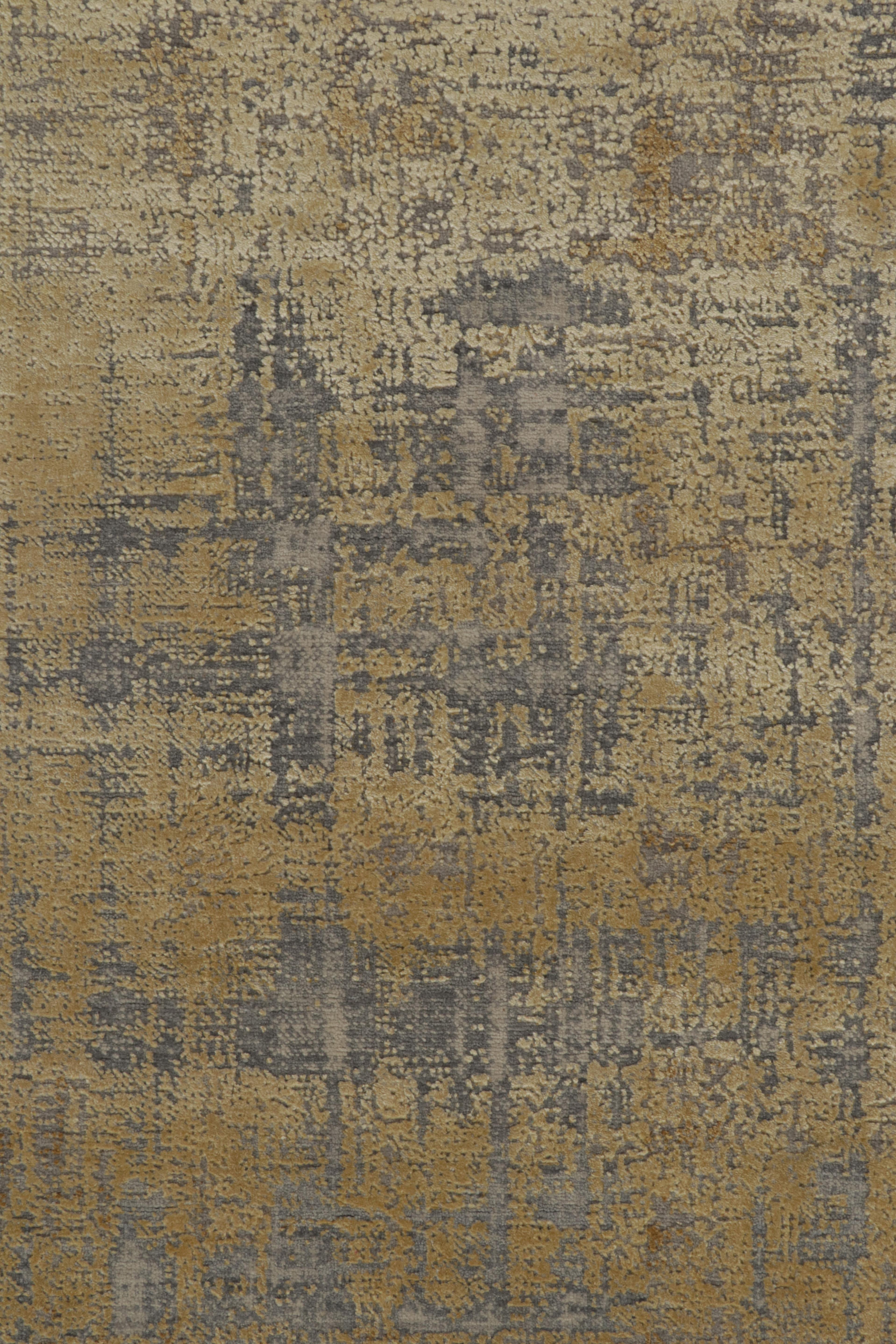Rug & Kilim’s Abstract  Rug in Gold and Silver-Gray All over Streak Pattern In New Condition For Sale In Long Island City, NY