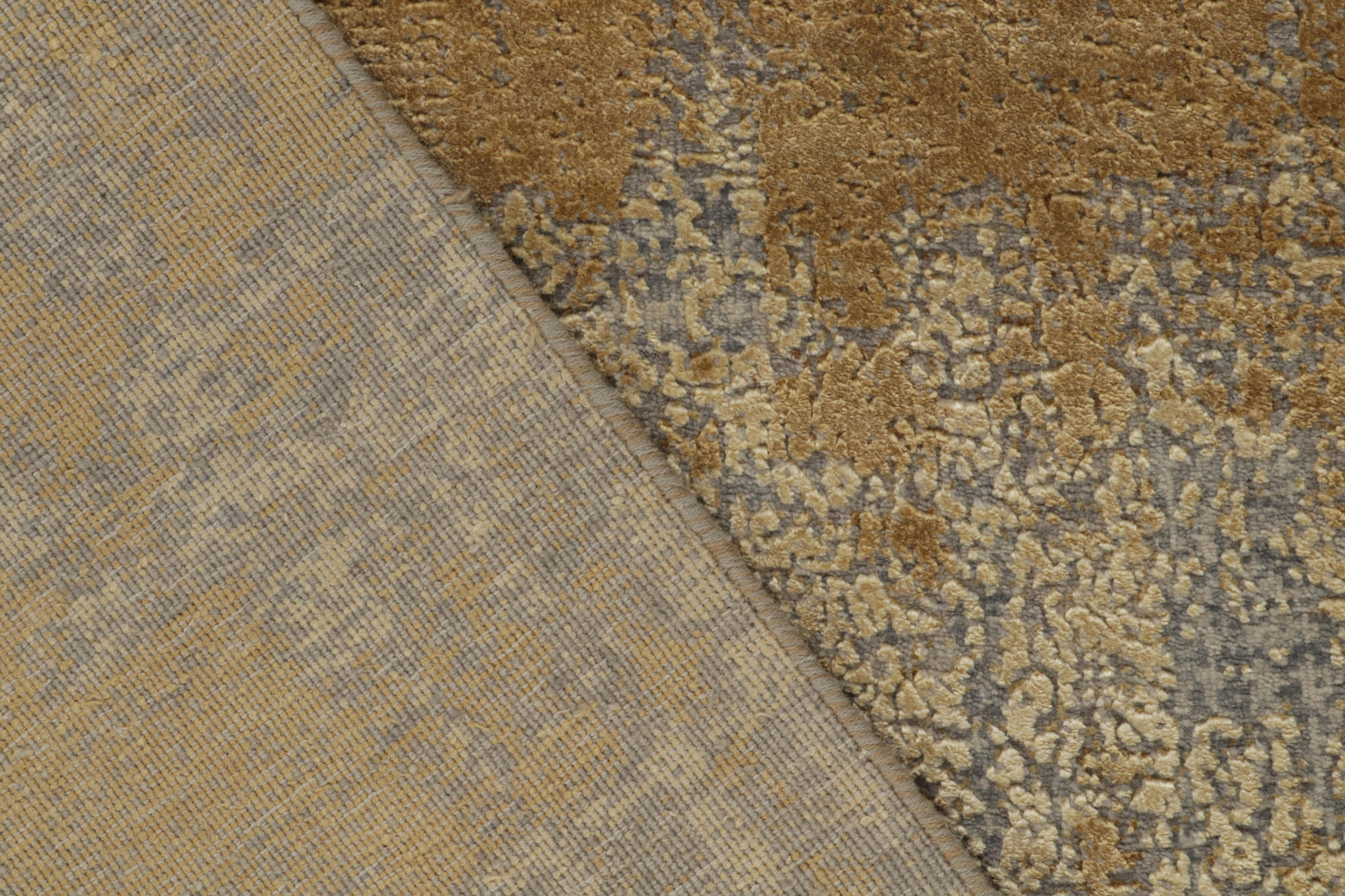Contemporary Rug & Kilim’s Abstract  Rug in Gold and Silver-Gray All over Streak Pattern For Sale