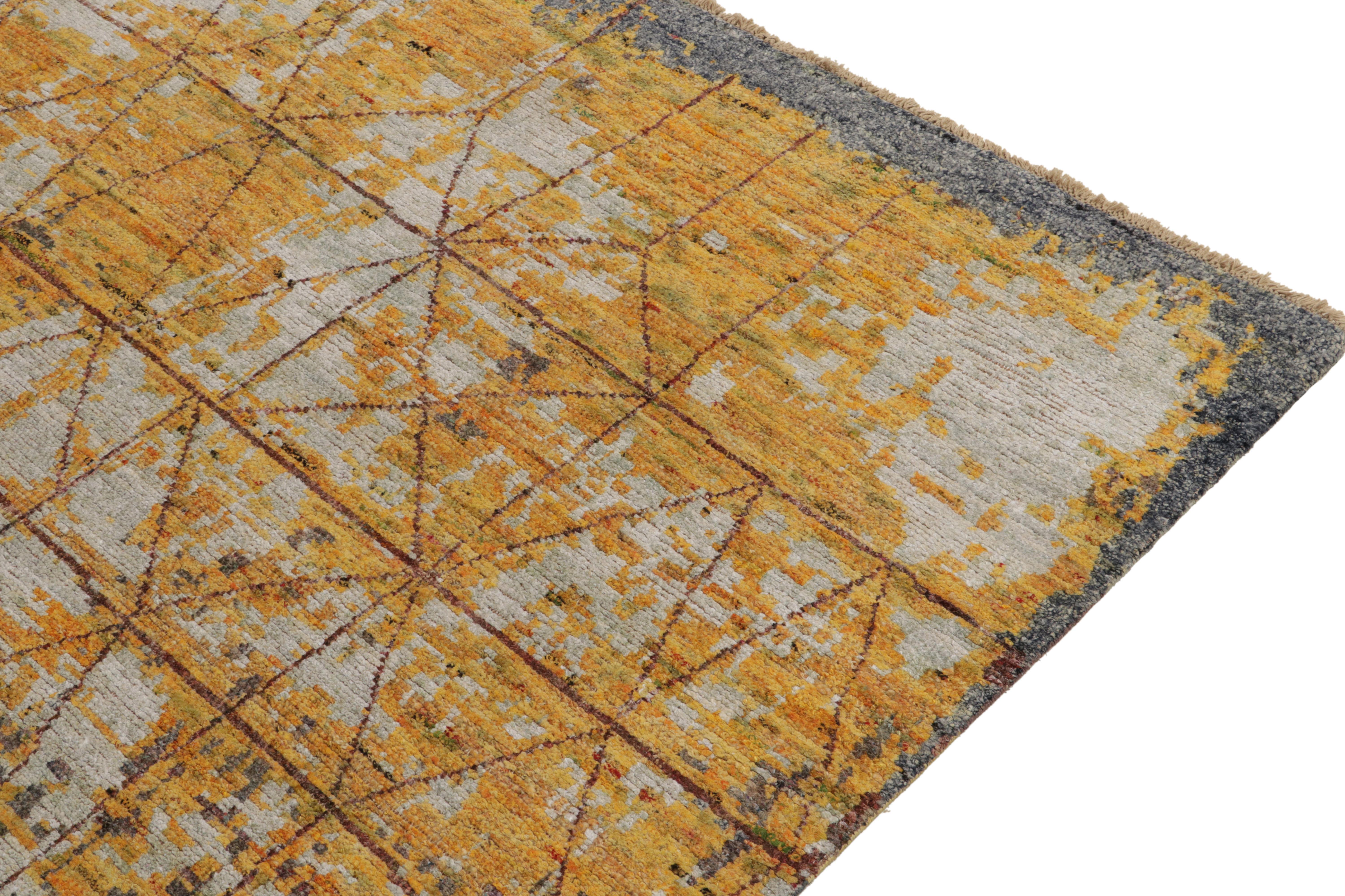 Abstrakter Teppich von Teppich & Kilims in Gold, Grau und Blau mit geschichteten Mustern (Handgeknüpft) im Angebot
