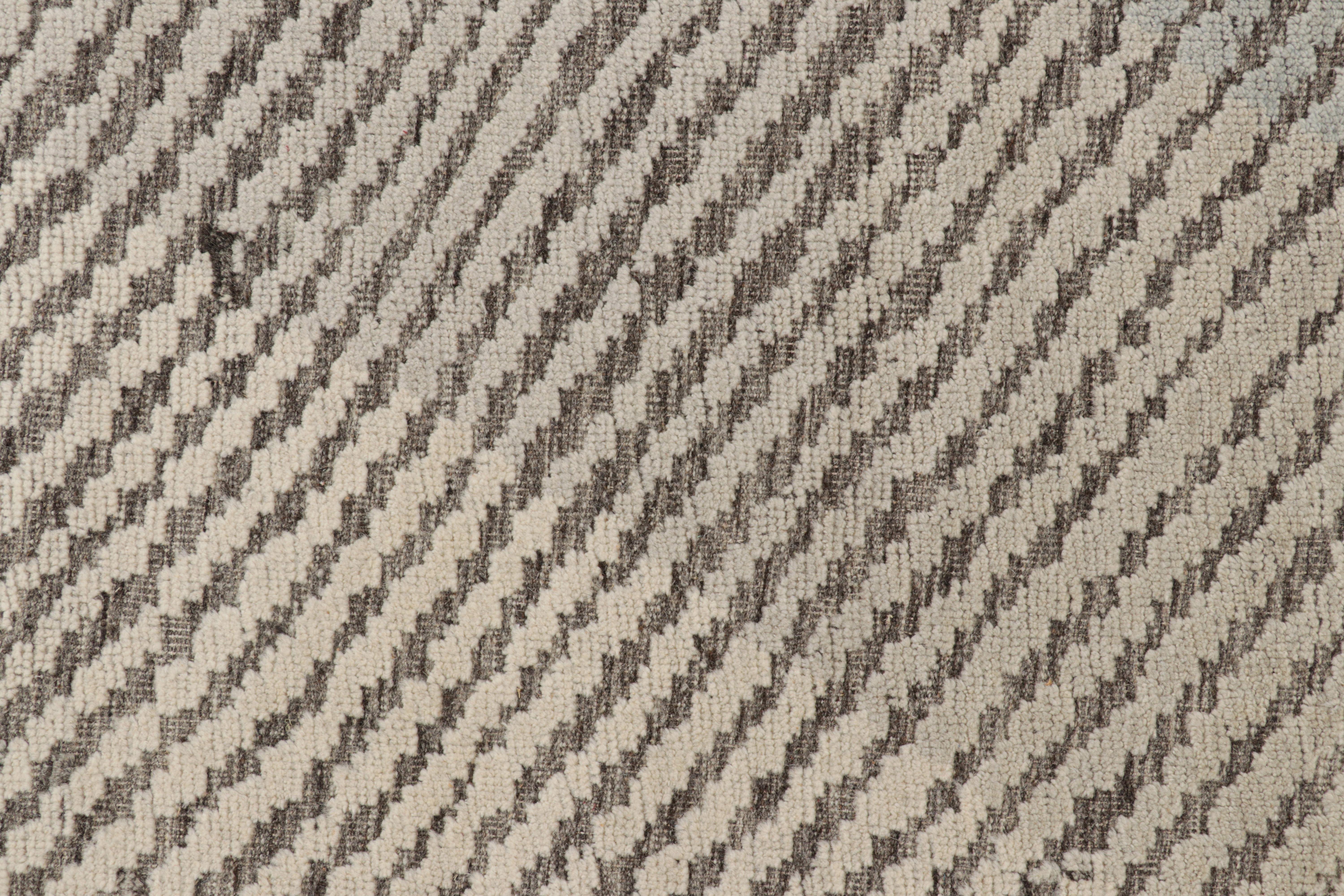 Abstrakter Teppich von Rug & Kilim in Grau, Blau und Weiß mit geometrischen Mustern (Moderne) im Angebot