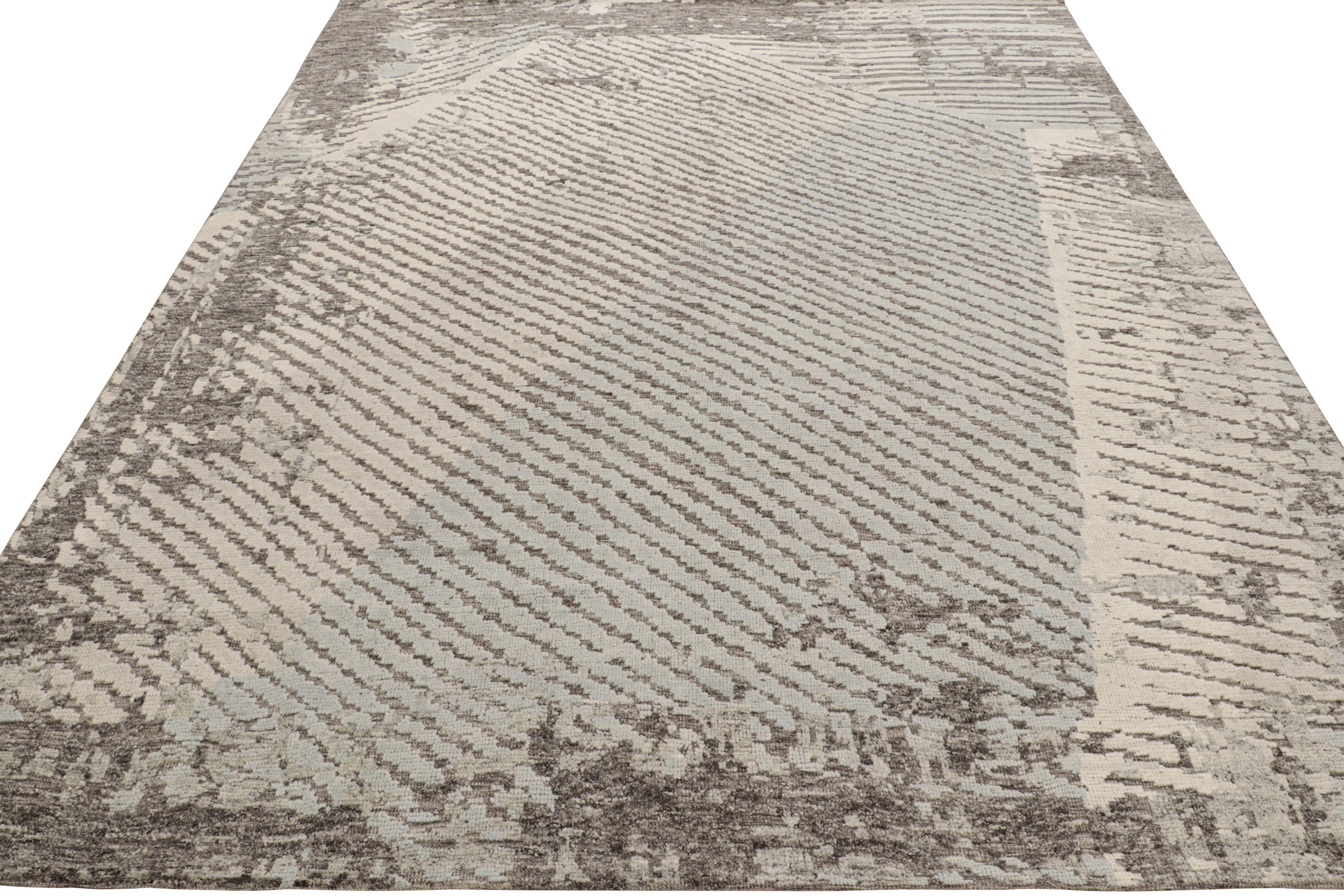 Abstrakter Teppich von Rug & Kilim in Grau, Blau und Weiß mit geometrischen Mustern (Handgeknüpft) im Angebot