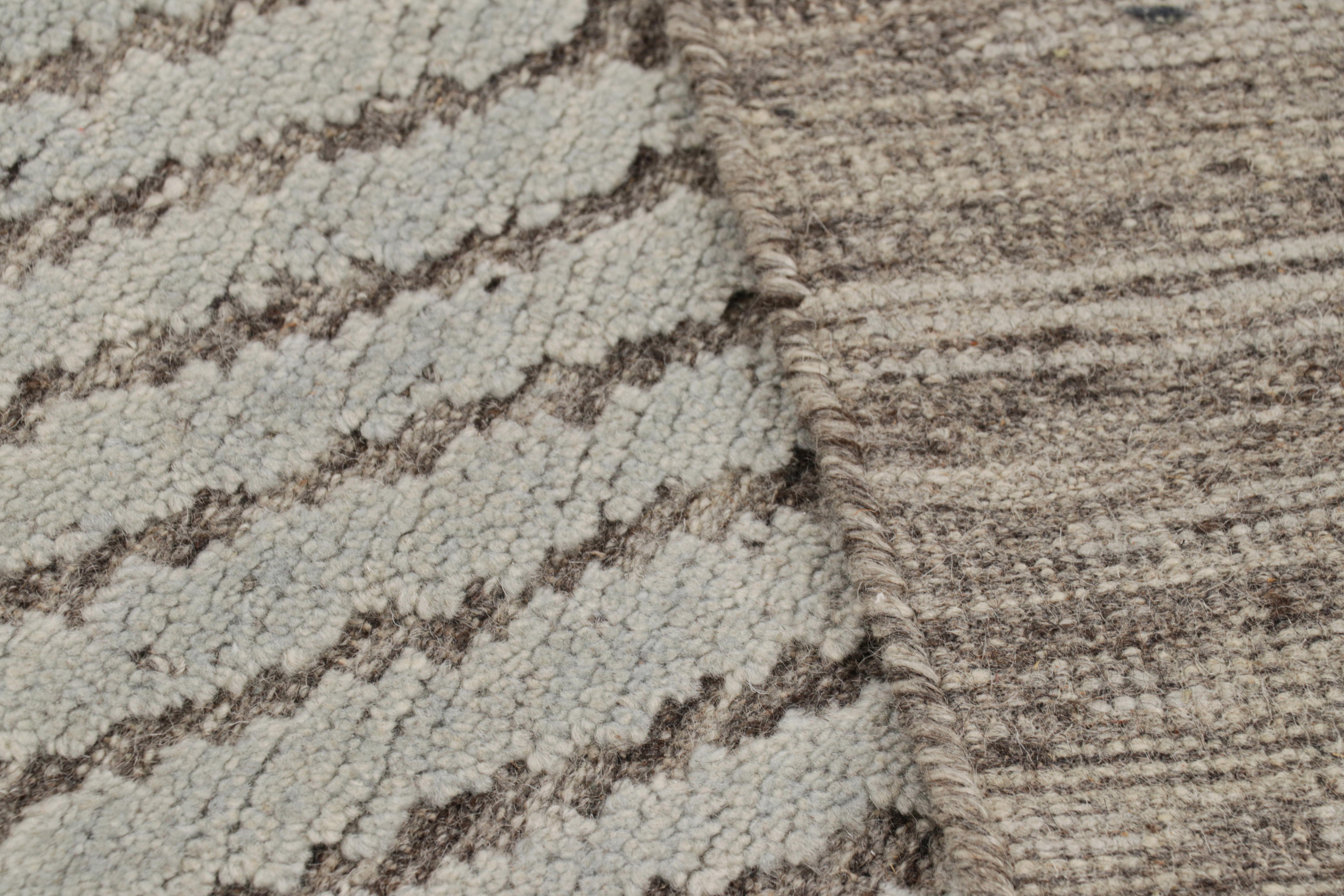 XXI secolo e contemporaneo Rug & Kilim è un tappeto astratto con motivi geometrici grigi, blu e bianchi. in vendita