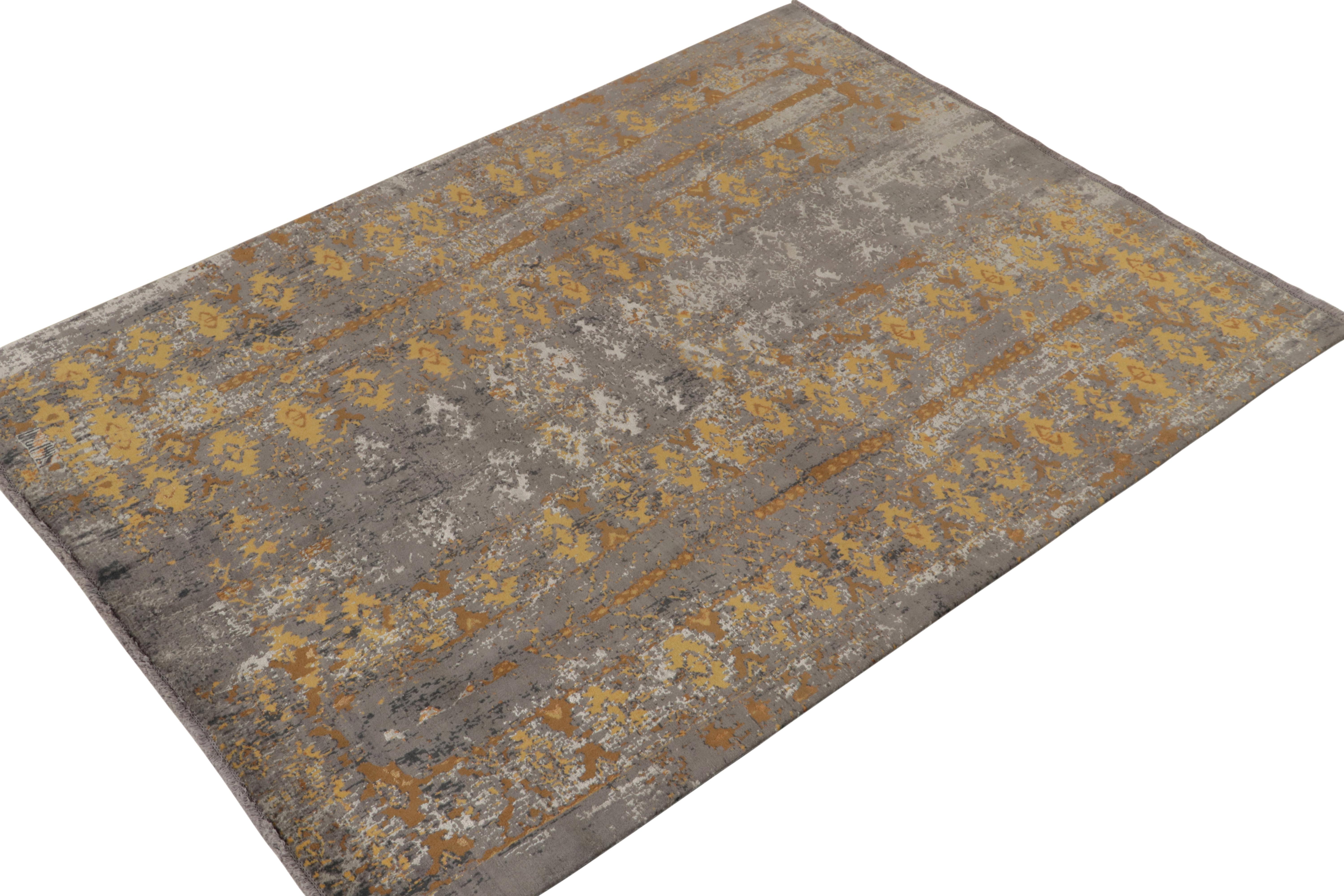 Abstrakter Teppich von Rug & Kilim in Grau, Gold und Beige-Braun mit All-Over-Muster (Moderne) im Angebot