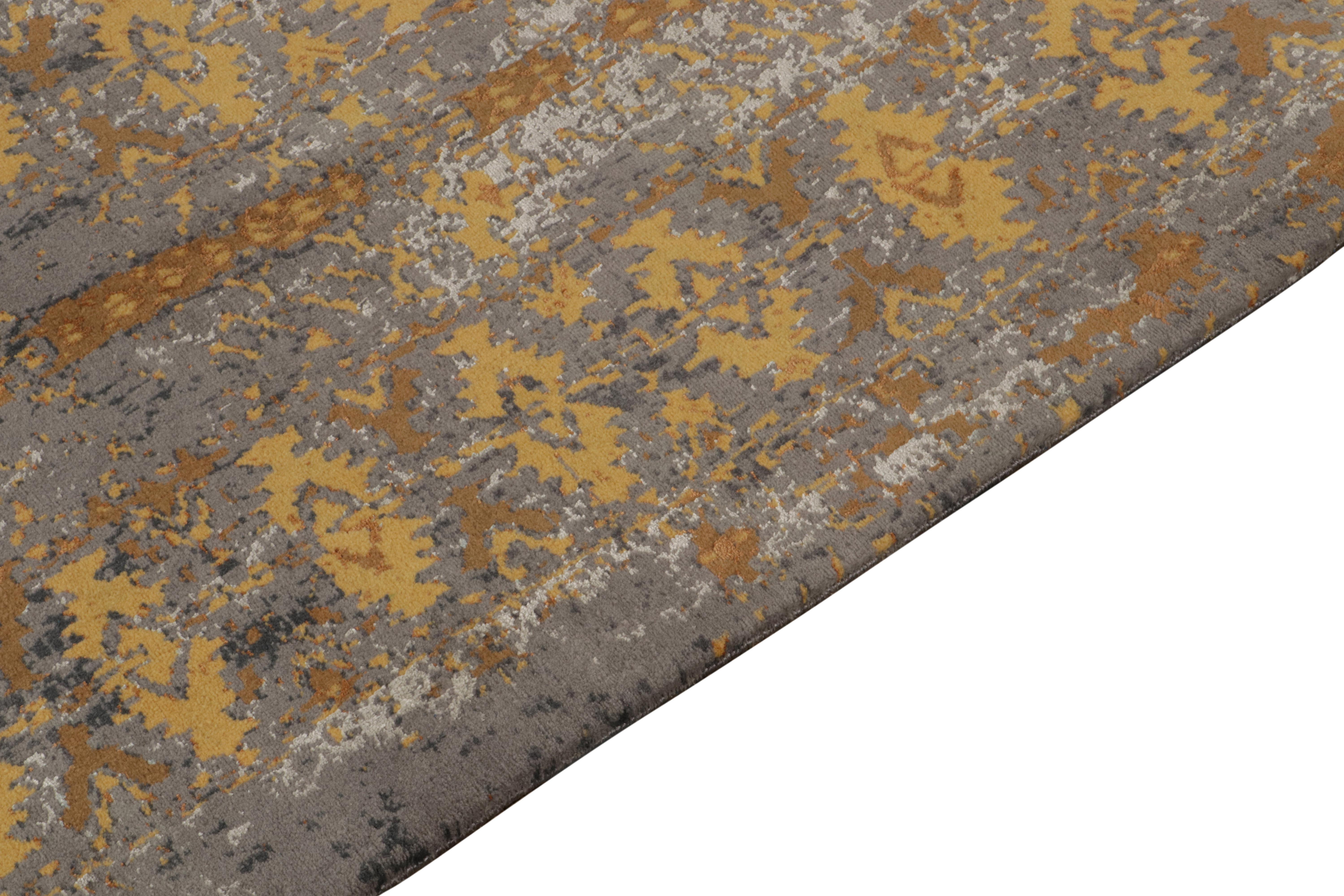 Abstrakter Teppich von Rug & Kilim in Grau, Gold und Beige-Braun mit All-Over-Muster (Indisch) im Angebot