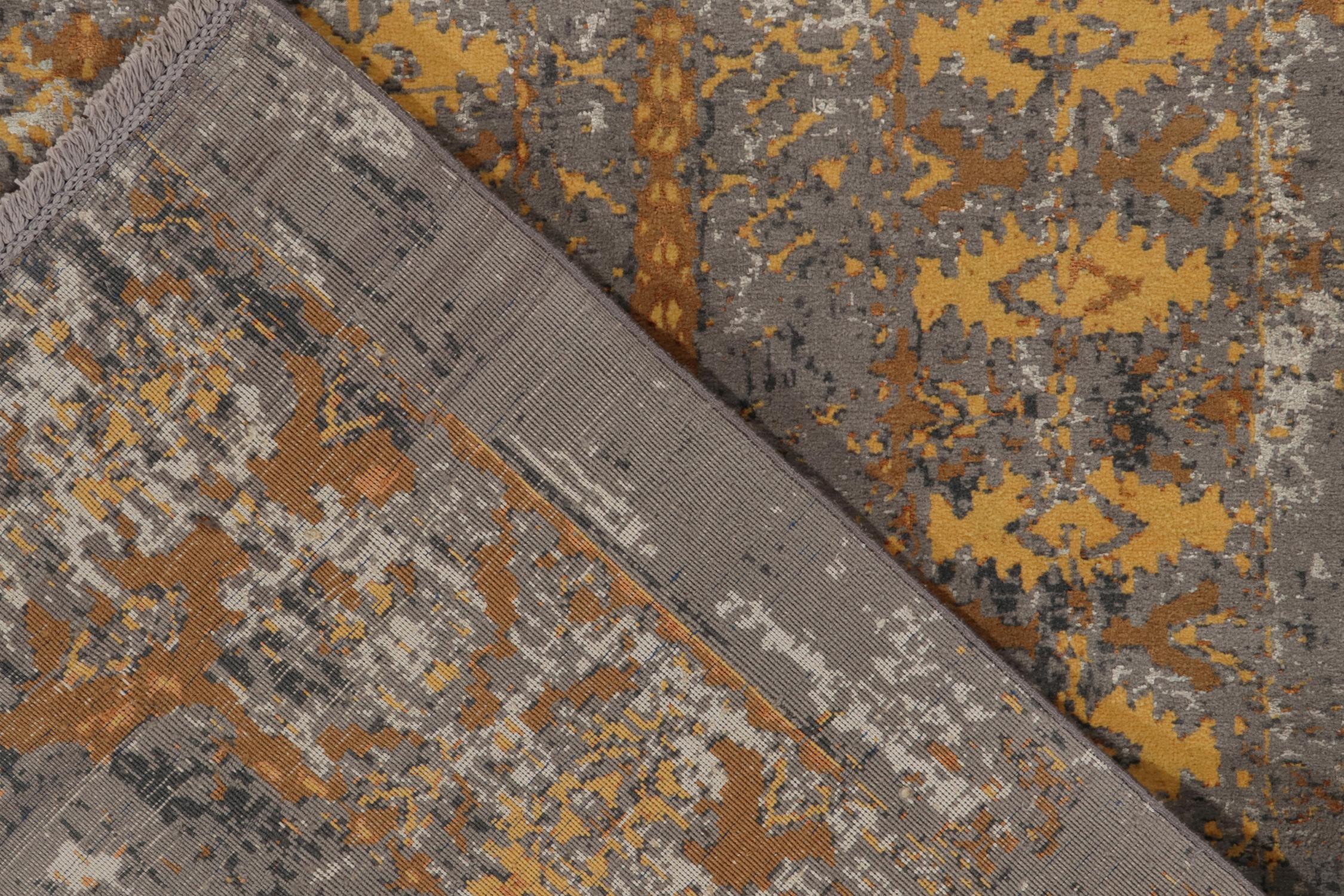 Alfombra abstracta Rug & Kilim en gris, dorado y beige-marrón con estampado integral Moderno en venta