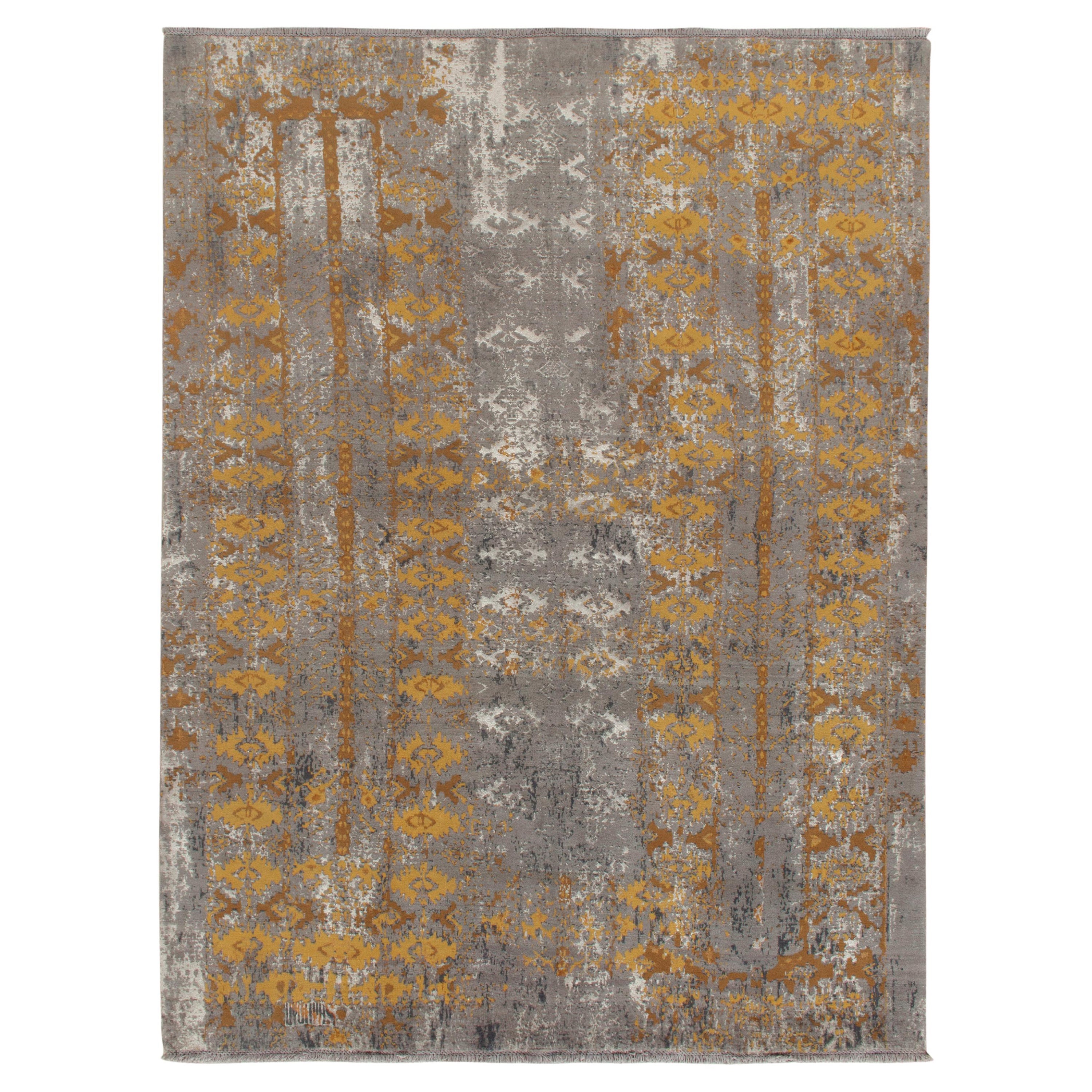 Rug & Kilim è un tappeto astratto con motivo grigio, oro e beige-marrone.
