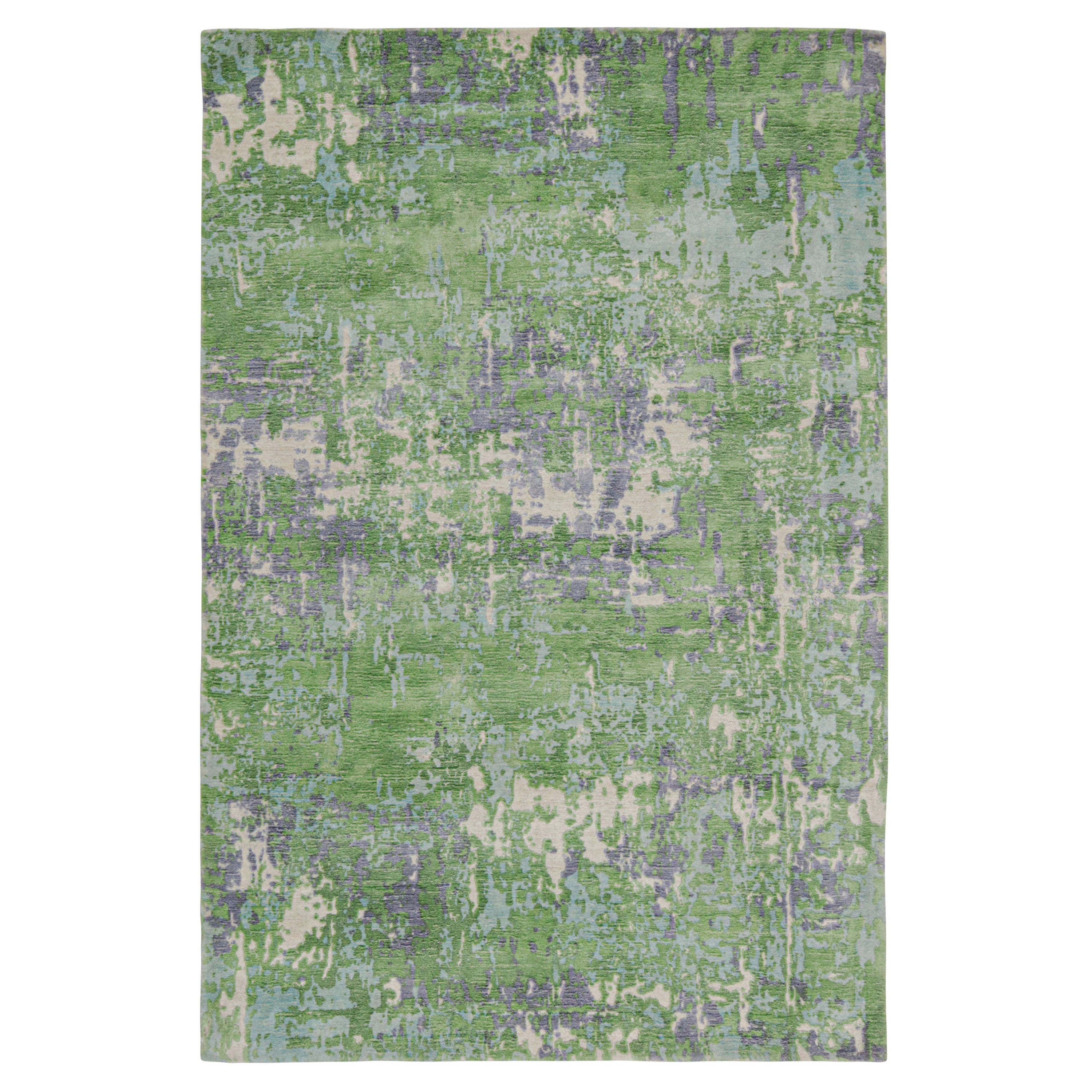 Tapis abstrait de Rug & Kilim au motif vert, bleu et beige sur toute sa surface