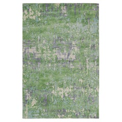 Rug & Kilim è un tappeto astratto con motivi verdi, blu e beige.