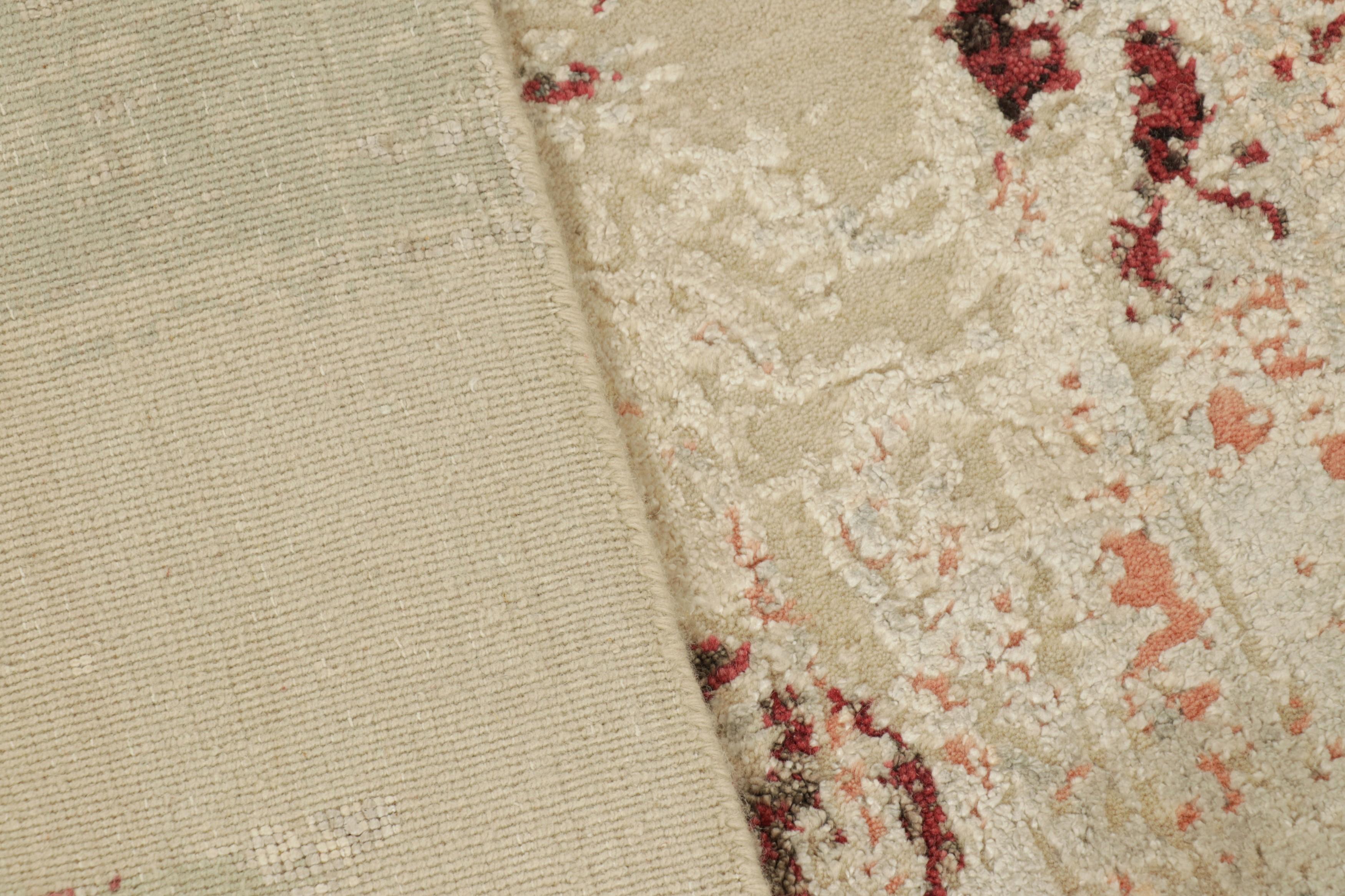 Abstrakter Teppich von Rug & Kilim in Off-White mit bunten geometrischen Mustern (21. Jahrhundert und zeitgenössisch) im Angebot