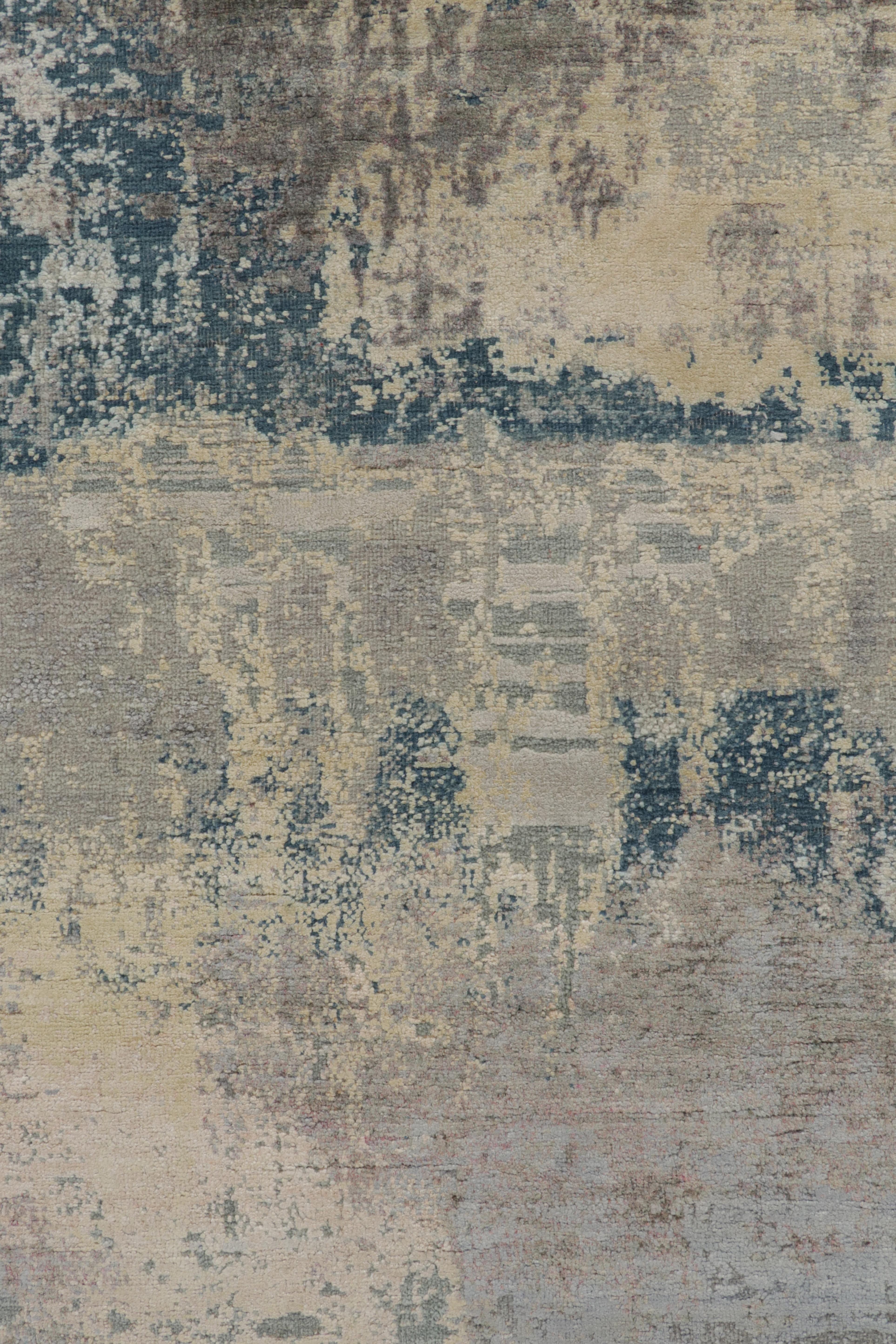 Rug & Kilim è un tappeto astratto con motivo argento-grigio e blu all over. In condizioni Nuovo in vendita a Long Island City, NY