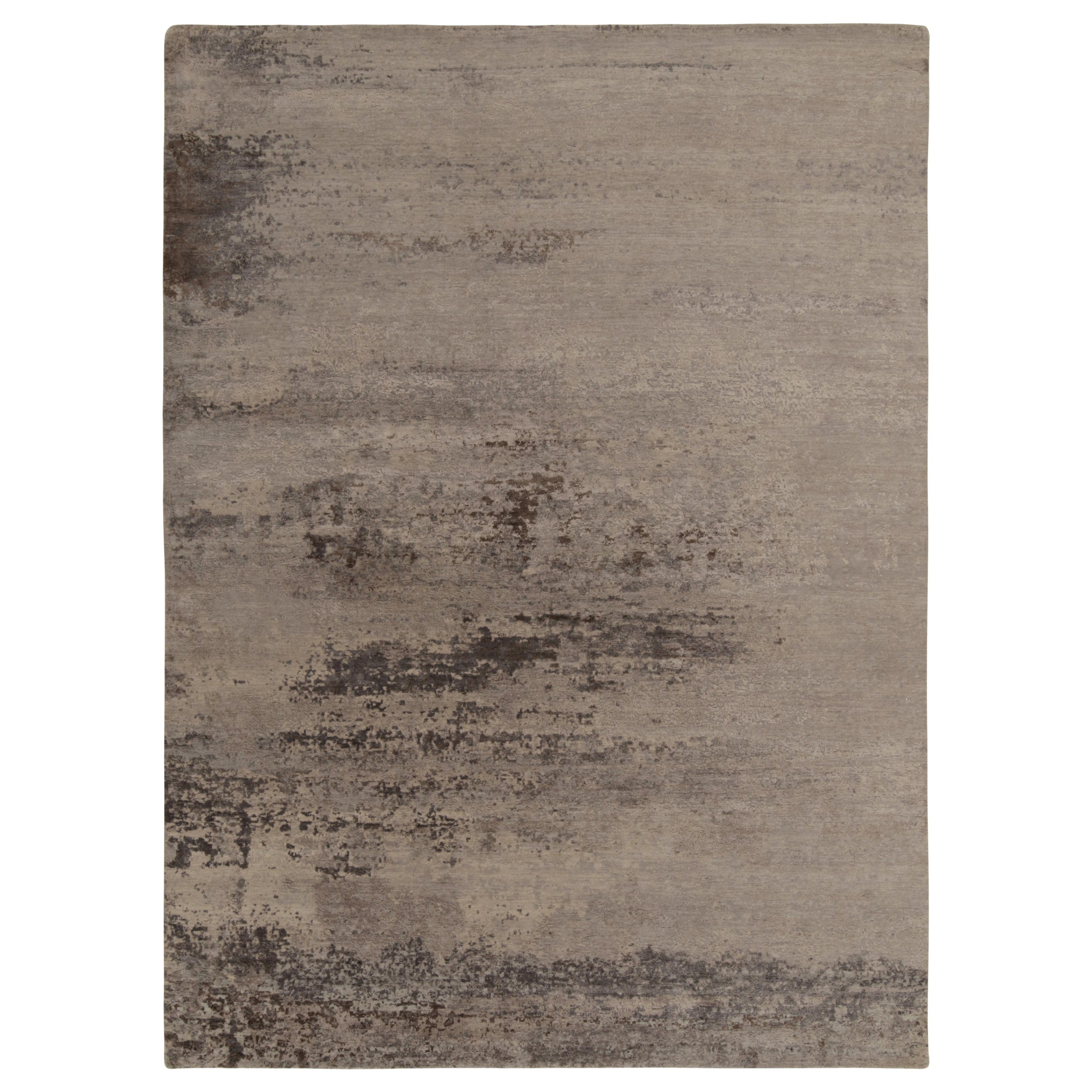 Rug & Kilim: Tappeto astratto con motivo testuale grigio-argento e beige-marrone