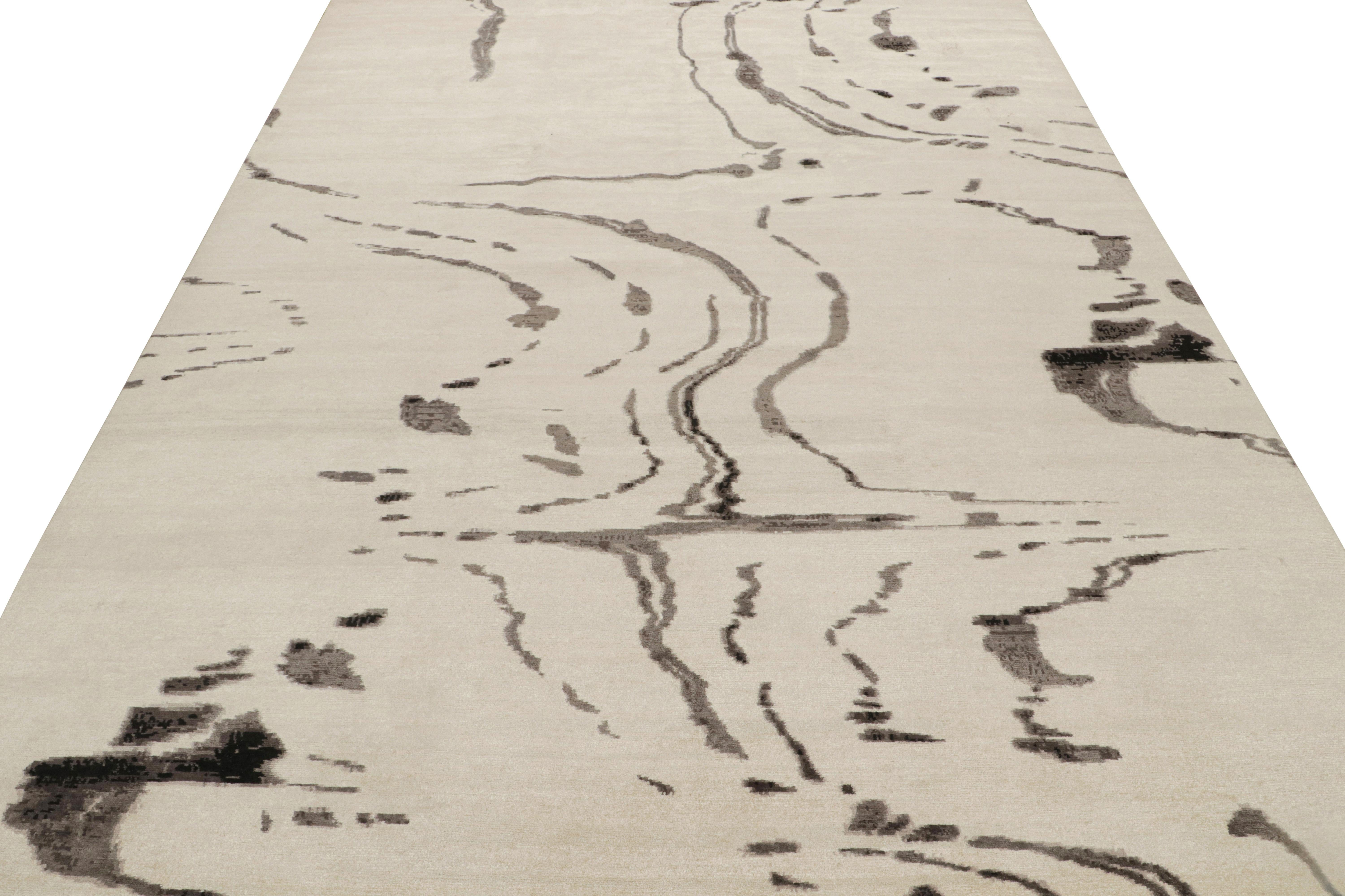 Abstrakter Teppich Shadow von Rug & Kilim  Holzkohle in Beige, mit grauen Mustern (Moderne) im Angebot