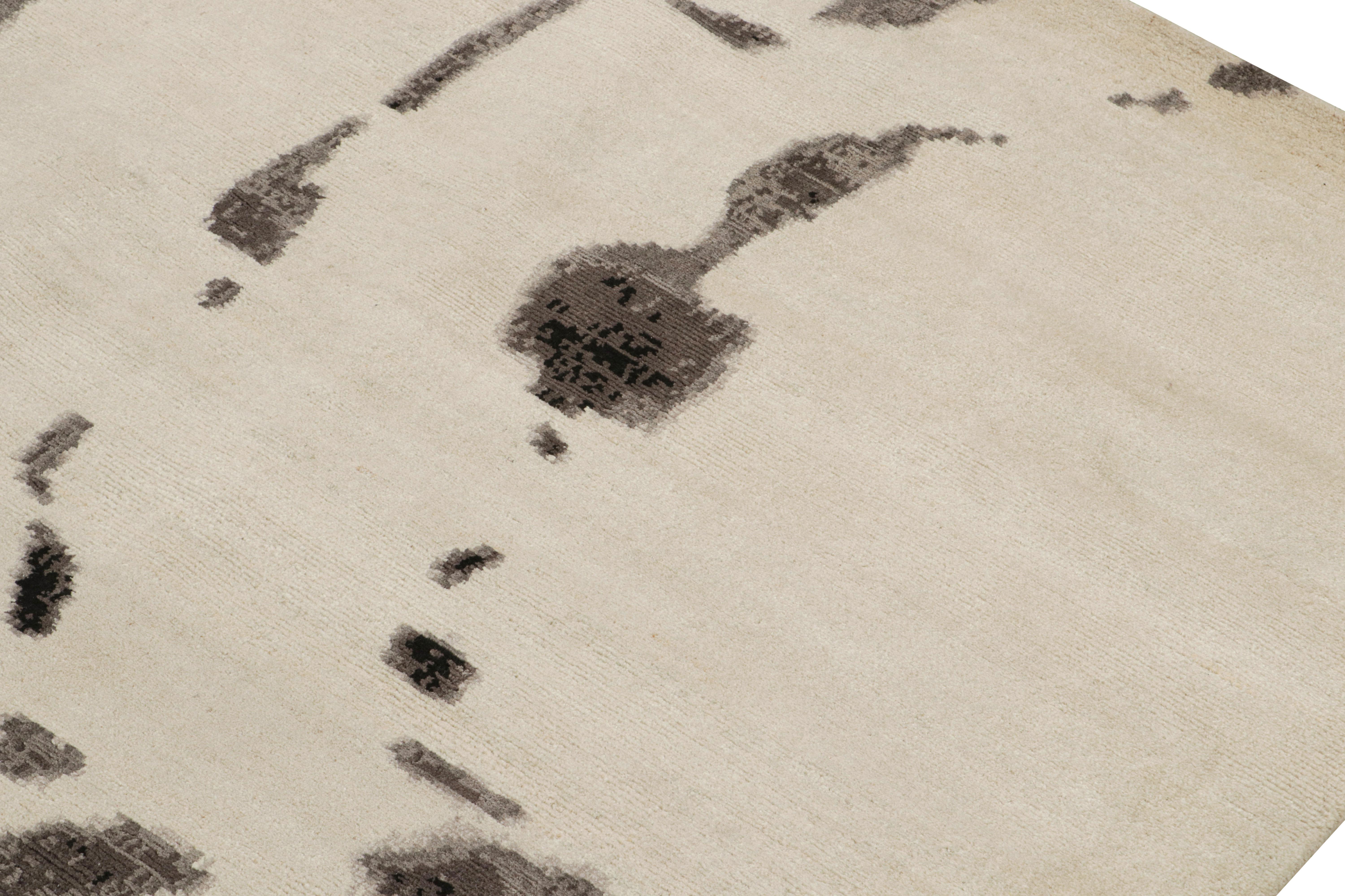 Abstrakter Teppich Shadow von Rug & Kilim  Holzkohle in Beige, mit grauen Mustern (Handgeknüpft) im Angebot