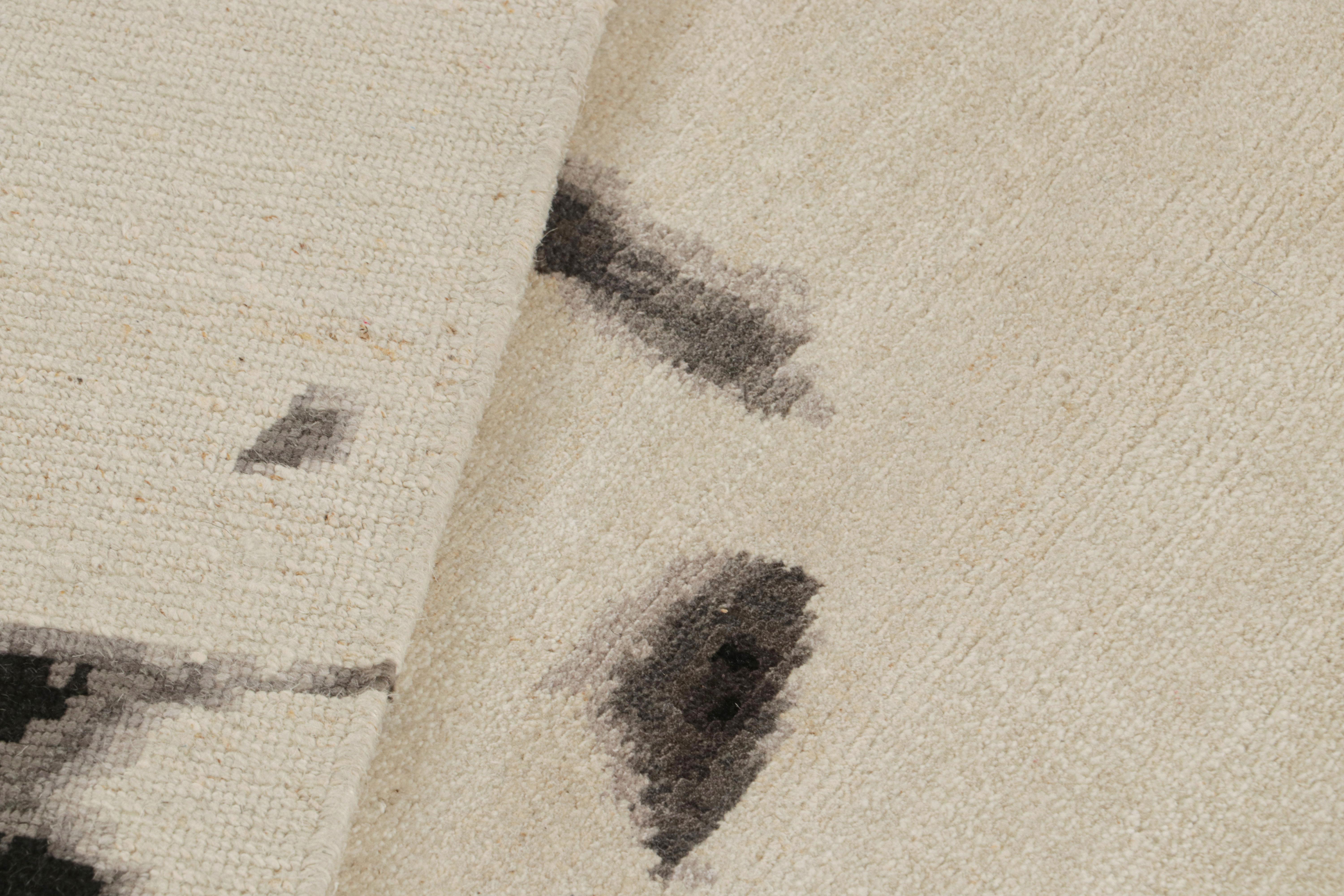 Abstrakter Teppich Shadow von Rug & Kilim  Holzkohle in Beige, mit grauen Mustern (21. Jahrhundert und zeitgenössisch) im Angebot