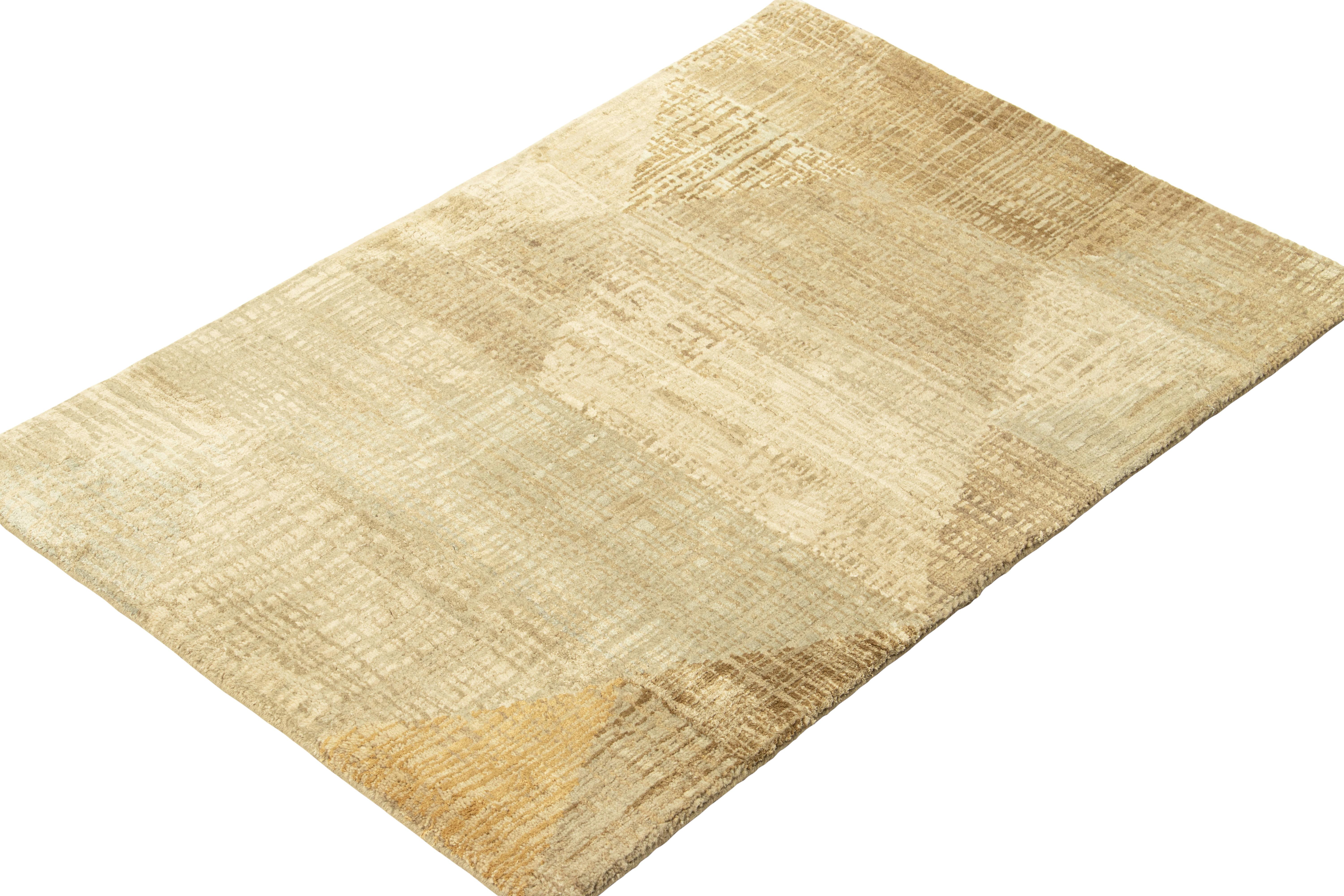 Indien Rug & Kilim's Abstract Rug with Beige-Brown and Cream Geometric Patterns (Tapis abstrait à motifs géométriques beige-brun et crème) en vente