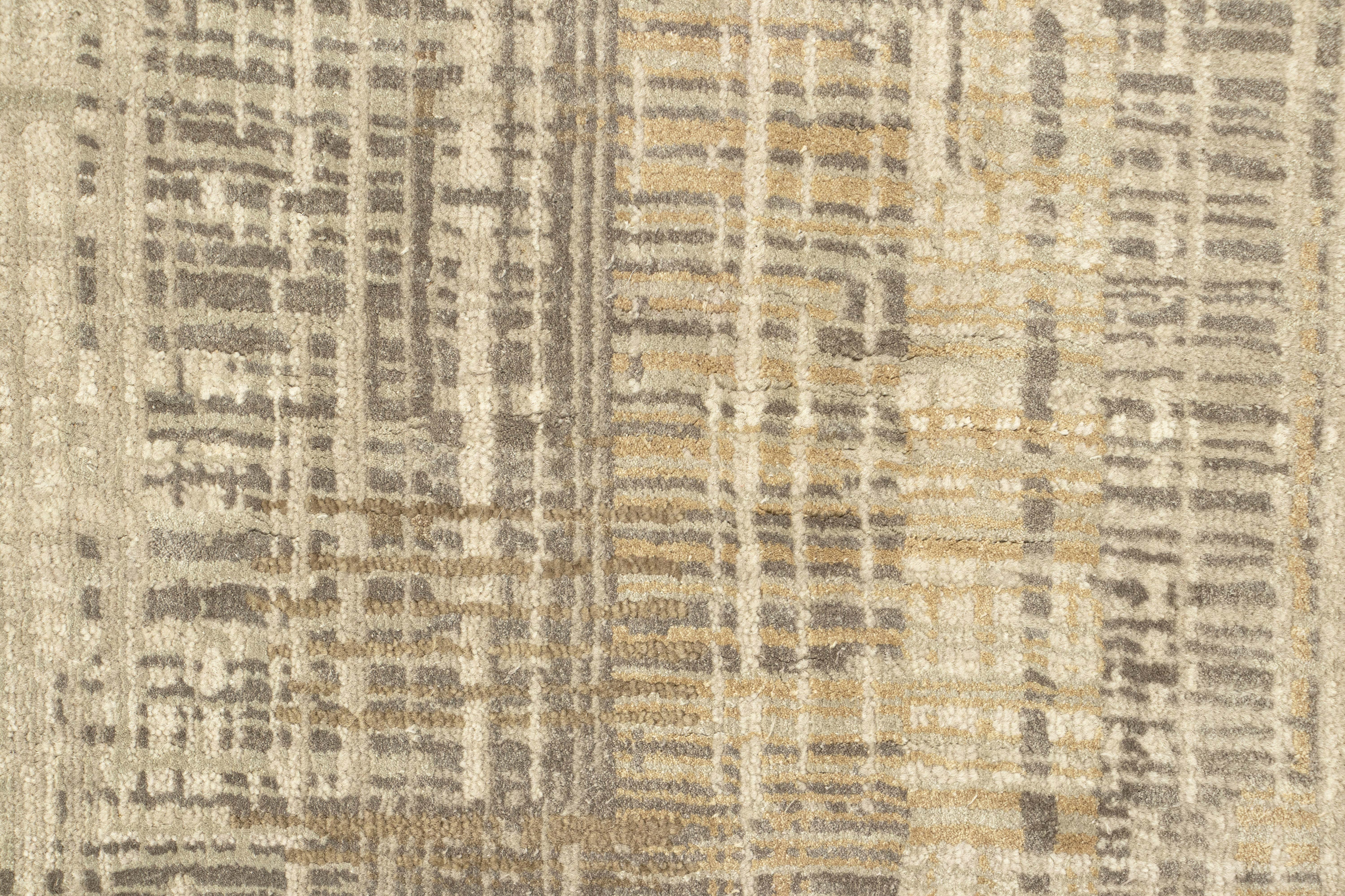 Moderne Rug & Kilim's Abstract Rug with Beige-Brown and Cream Striae & Geometric Pattern (tapis abstrait avec des rayures beige, marron et crème et un motif géométrique) en vente
