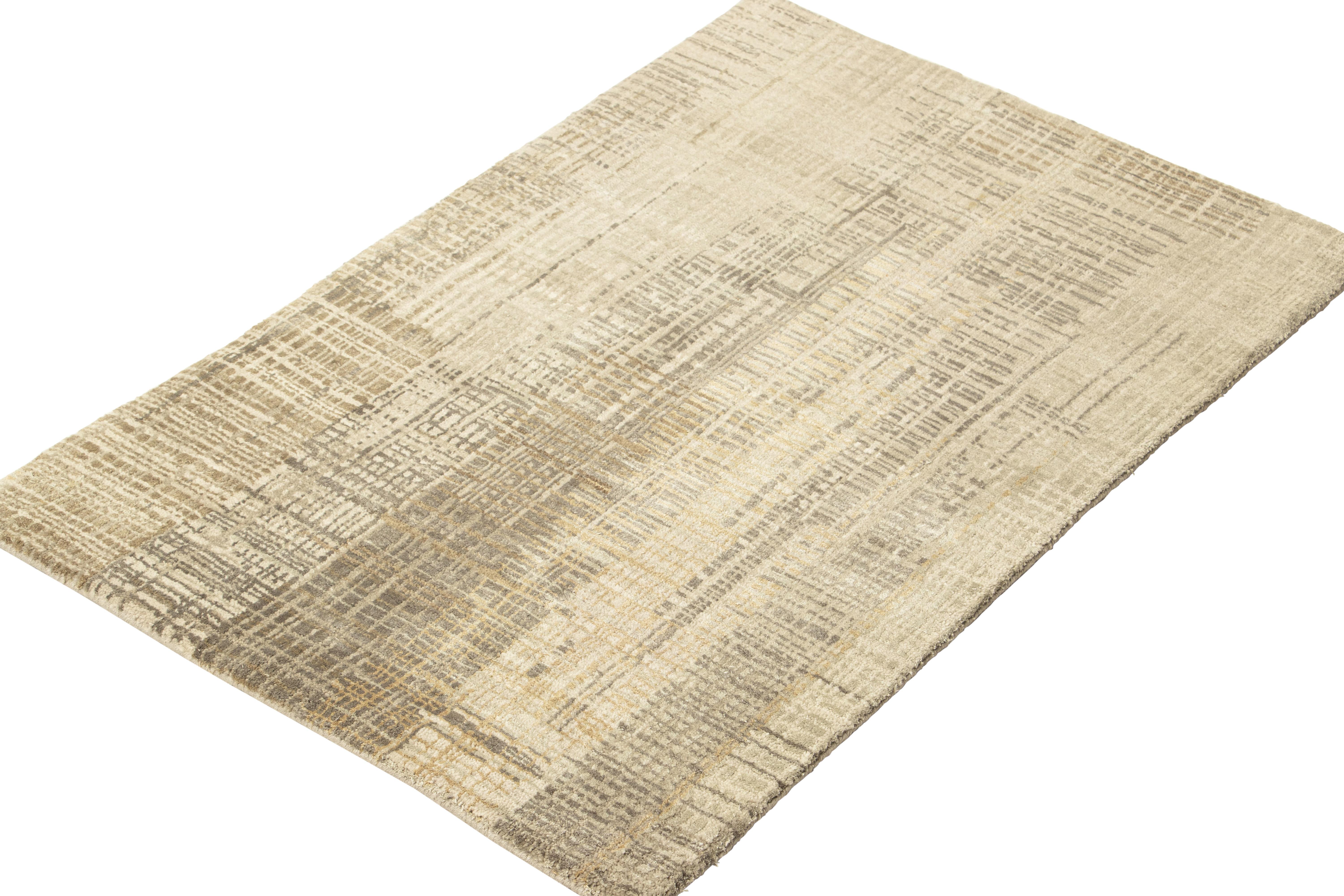 Indiano Tappeto astratto Rug & Kilim con striature beige-marrone e crema e motivo geometrico in vendita