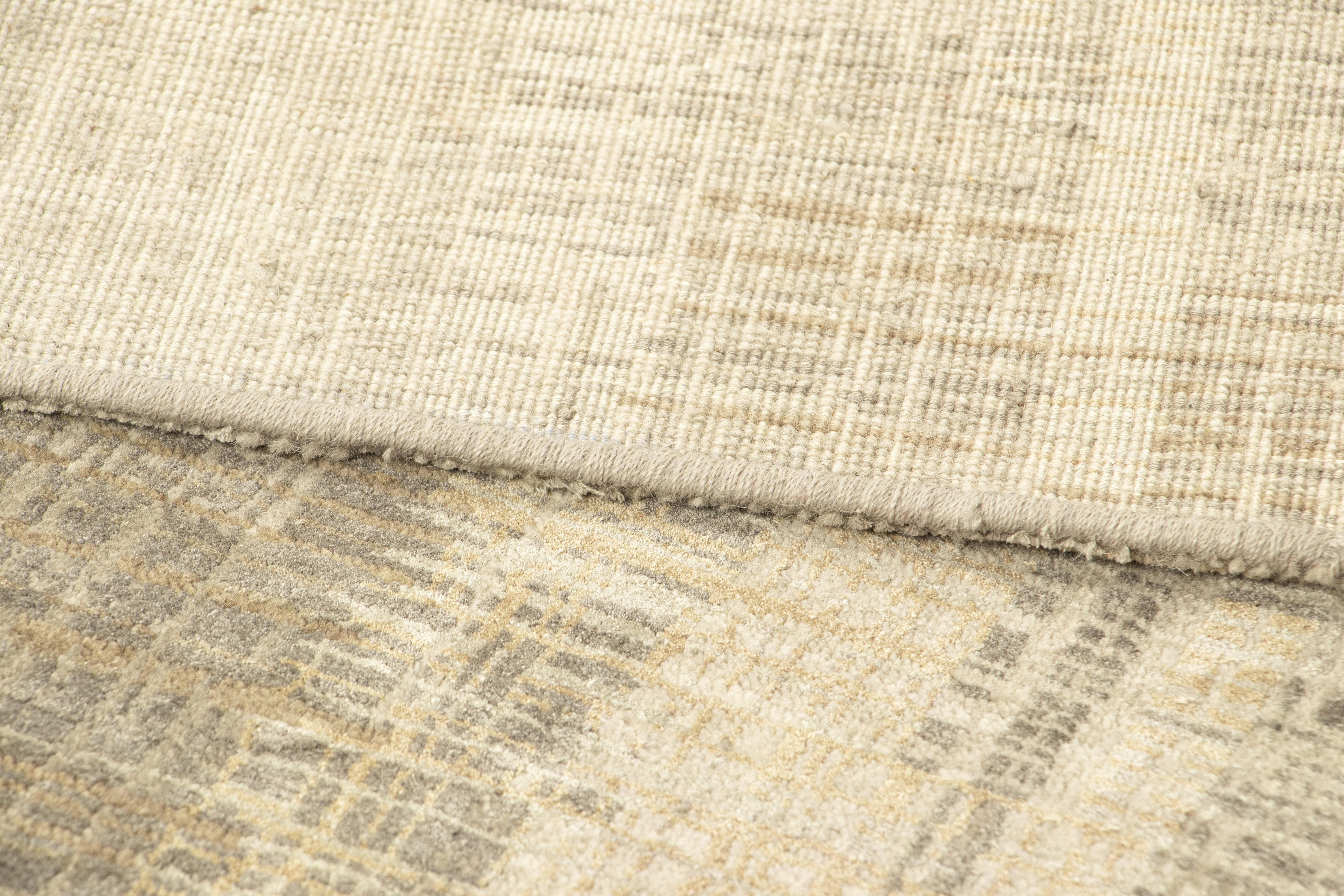 XXIe siècle et contemporain Rug & Kilim's Abstract Rug with Beige-Brown and Cream Striae & Geometric Pattern (tapis abstrait avec des rayures beige, marron et crème et un motif géométrique) en vente