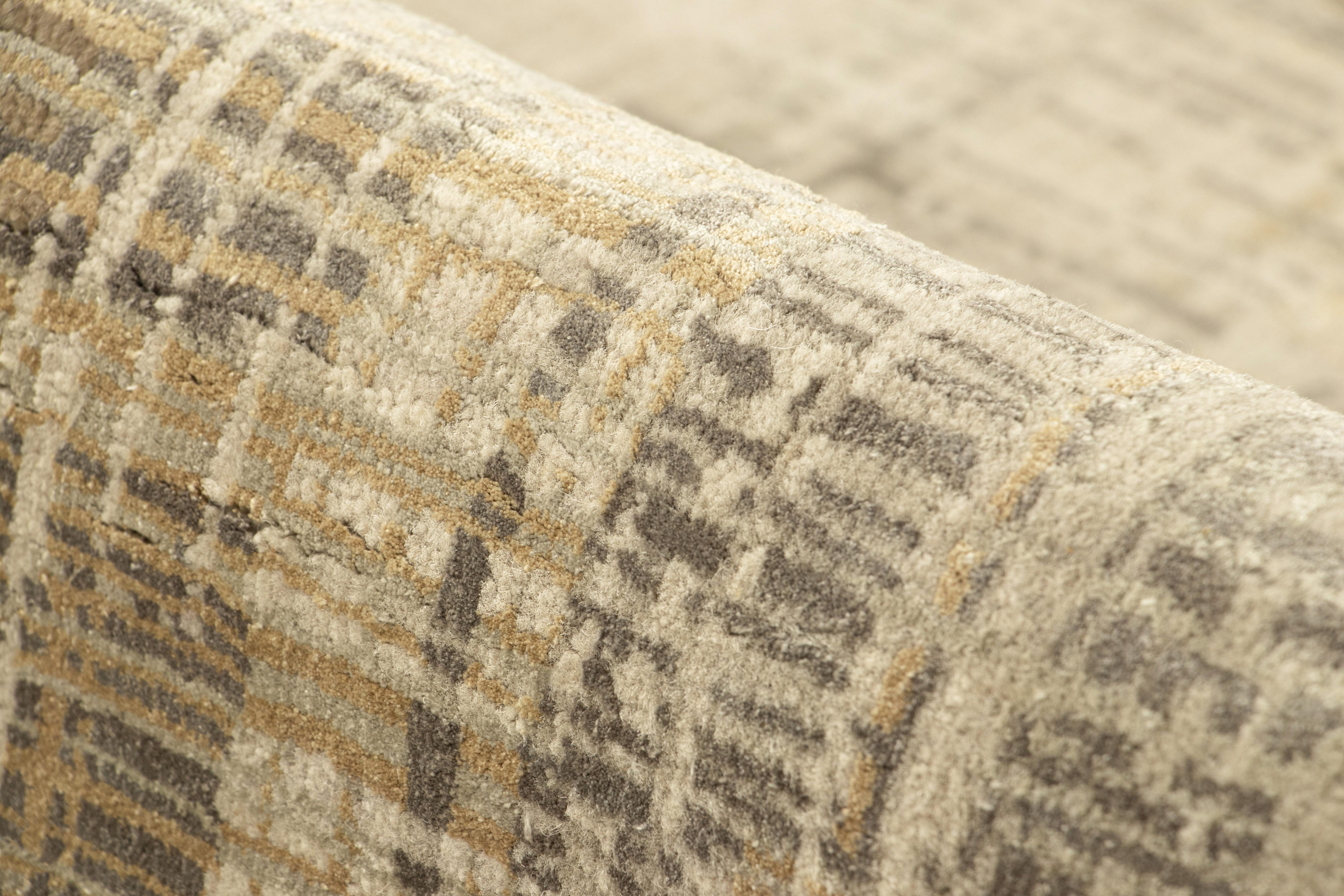 Lana Tappeto astratto Rug & Kilim con striature beige-marrone e crema e motivo geometrico in vendita