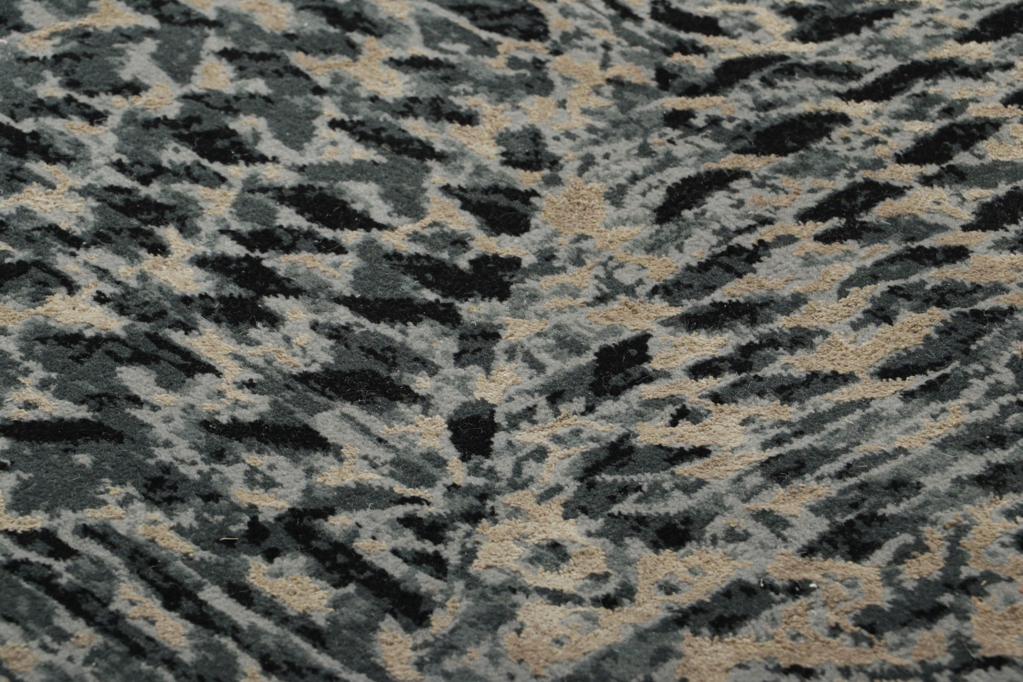 Noué à la main en laine, ce tapis abstrait 2x3 est un nouvel ajout à la collection de tapis modernes de Rug & Kilim.

Sur le Design : 

Un ton blanc crème souligne des motifs géométriques à petite échelle dans des teintes sarcelle et bleu glacier,