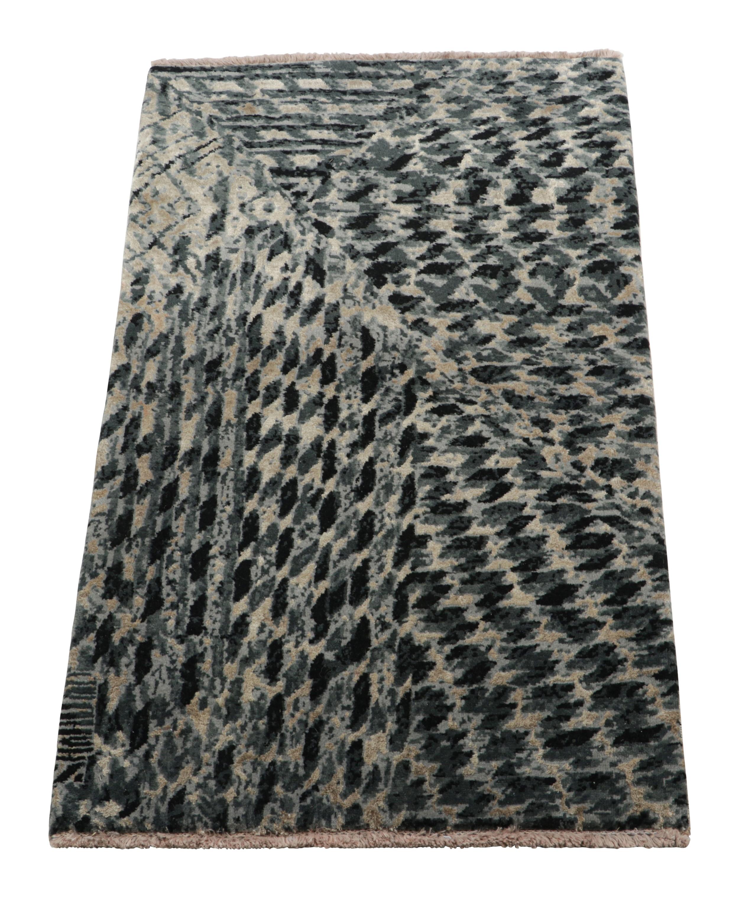 Noué à la main Tapis abstrait à motifs géométriques noirs et bleu sarcelle de Rug & Kilim en vente