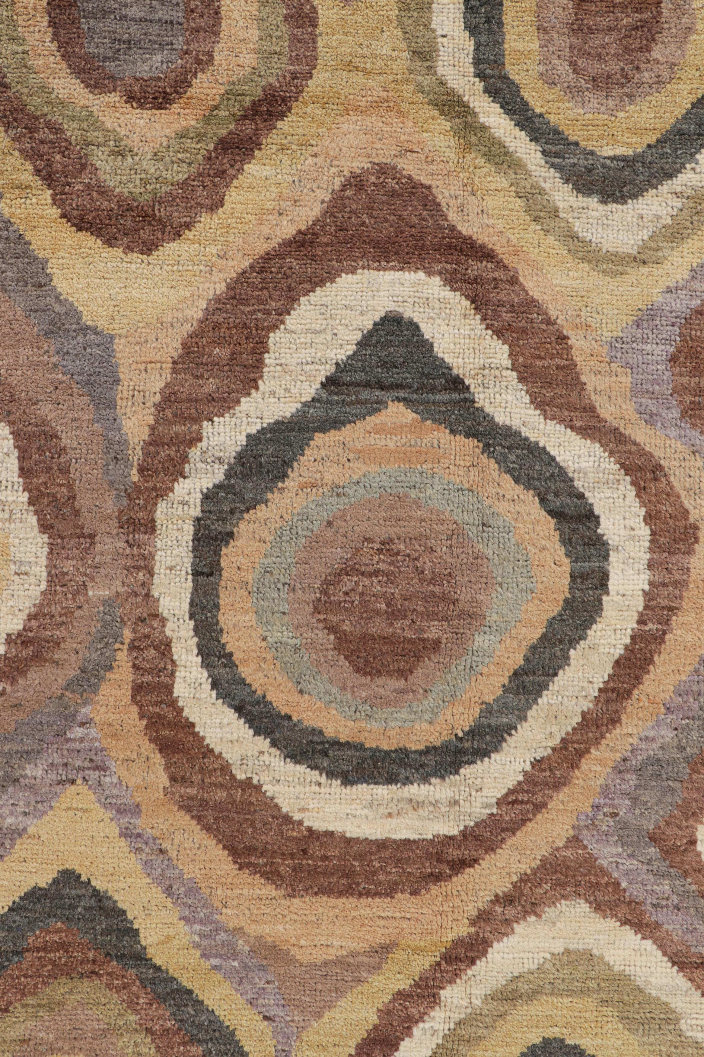 Rug & Kilim's abstrakter Teppich mit bunten geometrischen Mustern (Moderne) im Angebot