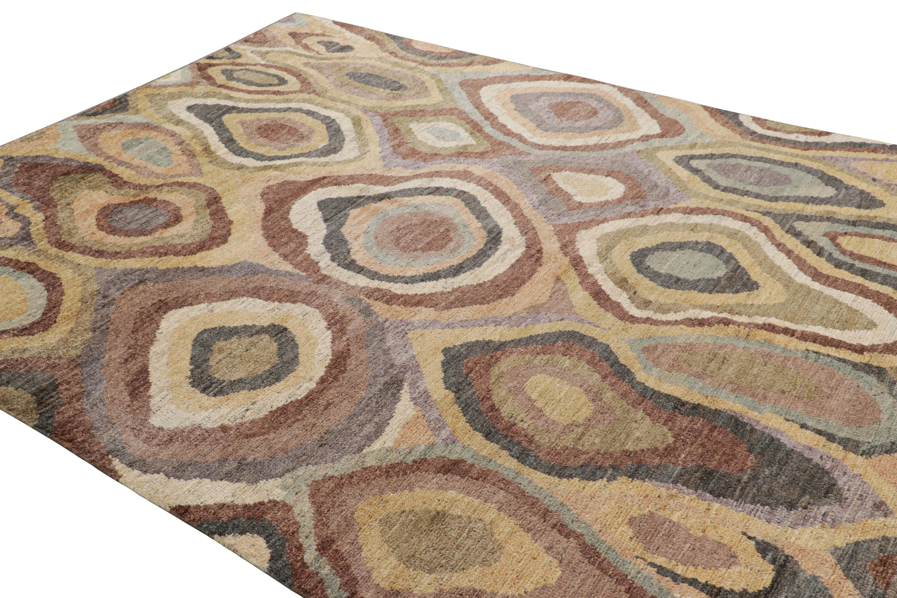 Rug & Kilim's abstrakter Teppich mit bunten geometrischen Mustern (Pakistanisch) im Angebot