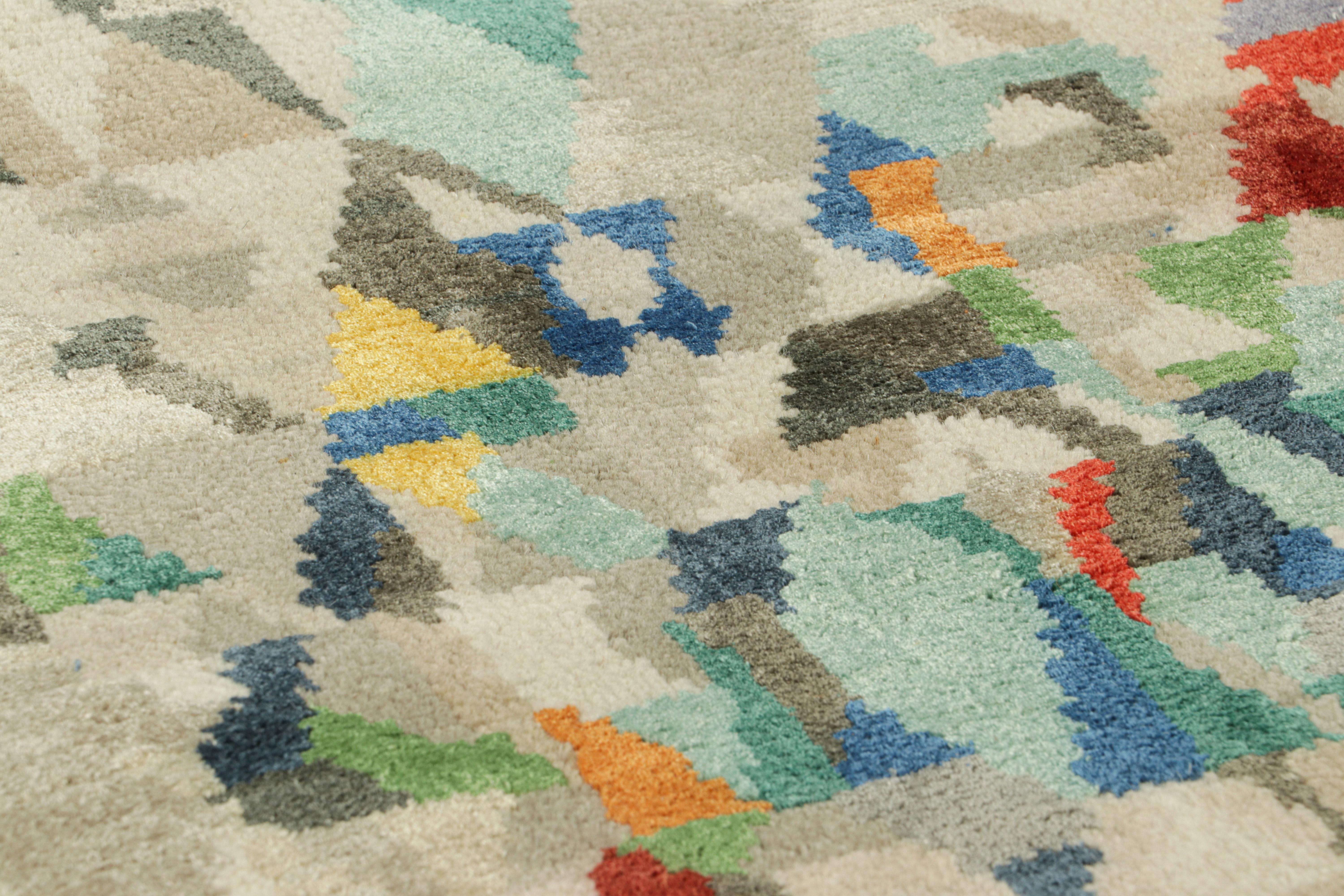 Dieser abstrakte 2x3-Teppich aus einer luxuriösen Mischung aus handgeknüpfter Wolle und Seide ist eine kühne und aufregende Neuheit in der Modern Collection'S von Rug & Kilim.

Über das Design: 

Bewunderer des Handwerks werden die komplizierten