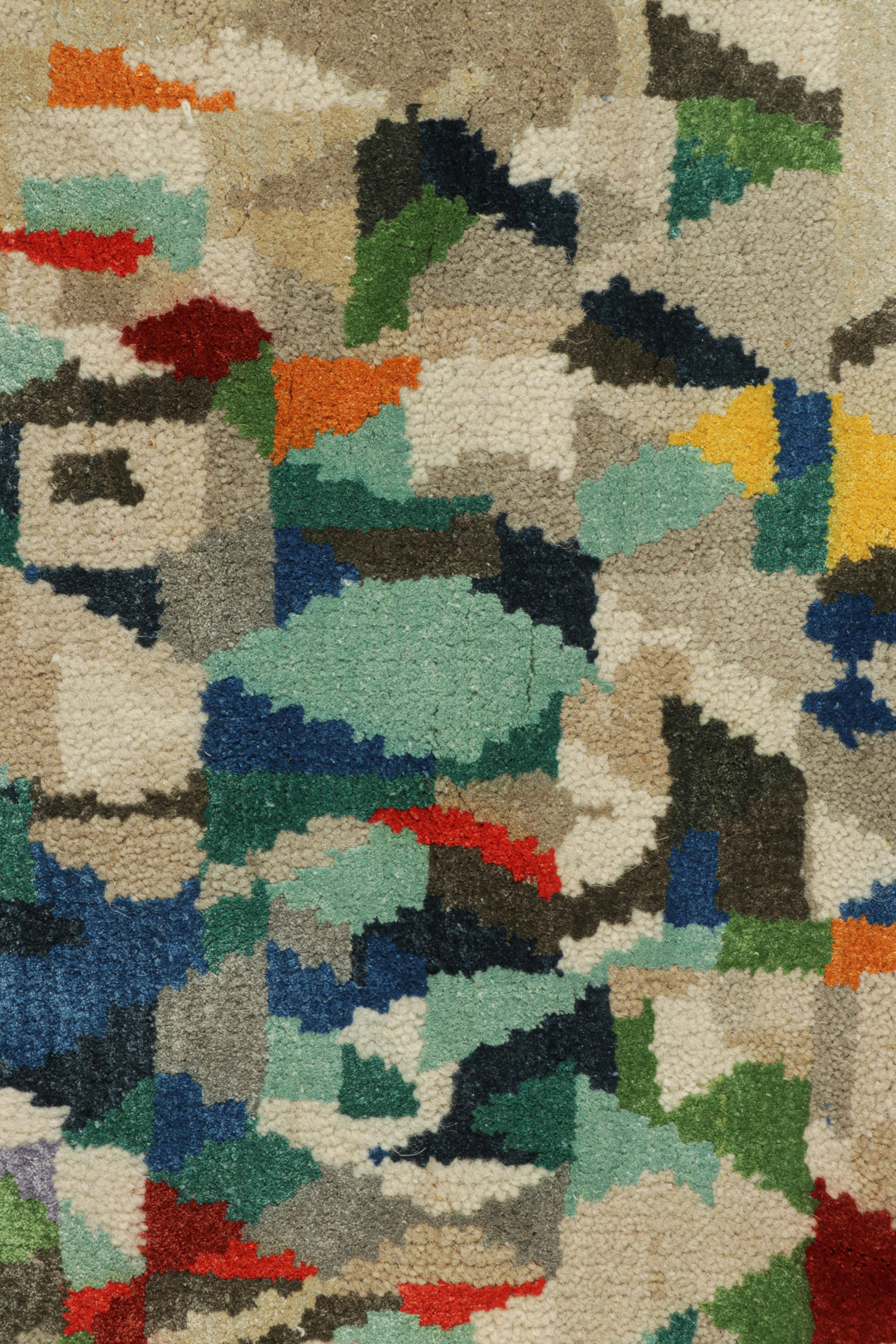 Abstrakter Teppich von Rug & Kilim mit polychromen geometrischen Mustern (Moderne) im Angebot