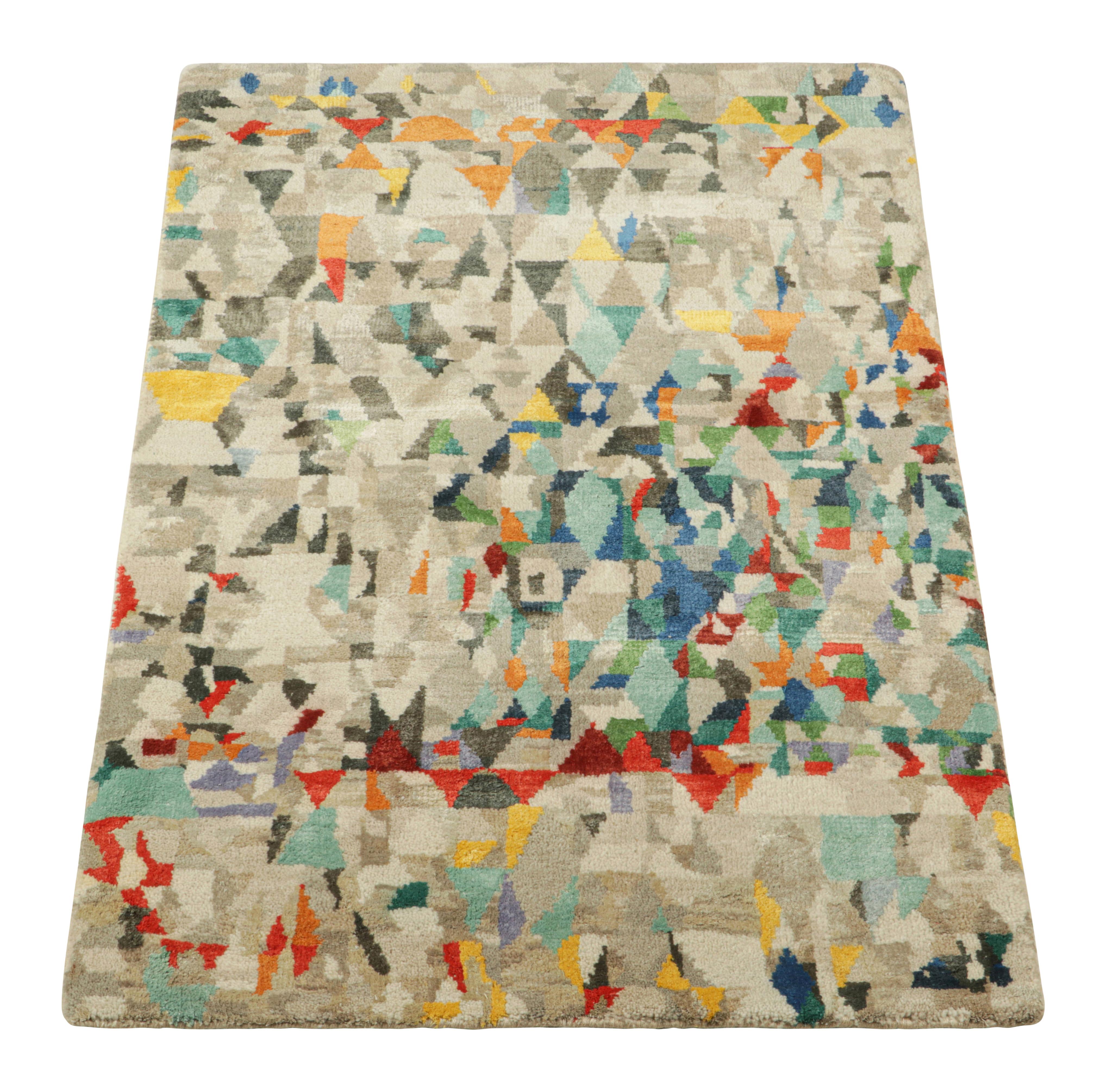 Abstrakter Teppich von Rug & Kilim mit polychromen geometrischen Mustern (Indisch) im Angebot