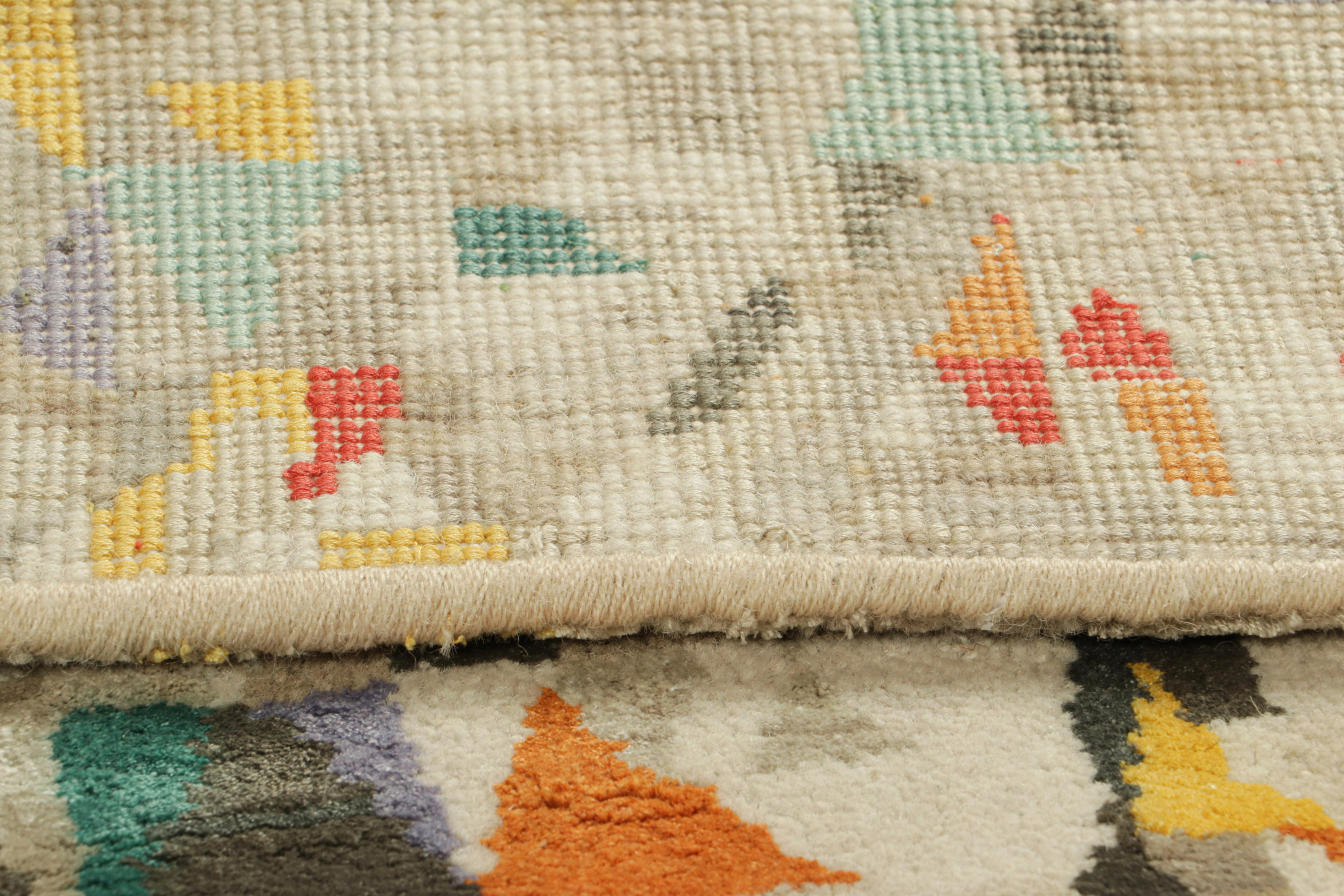 Abstrakter Teppich von Rug & Kilim mit polychromen geometrischen Mustern (Handgeknüpft) im Angebot