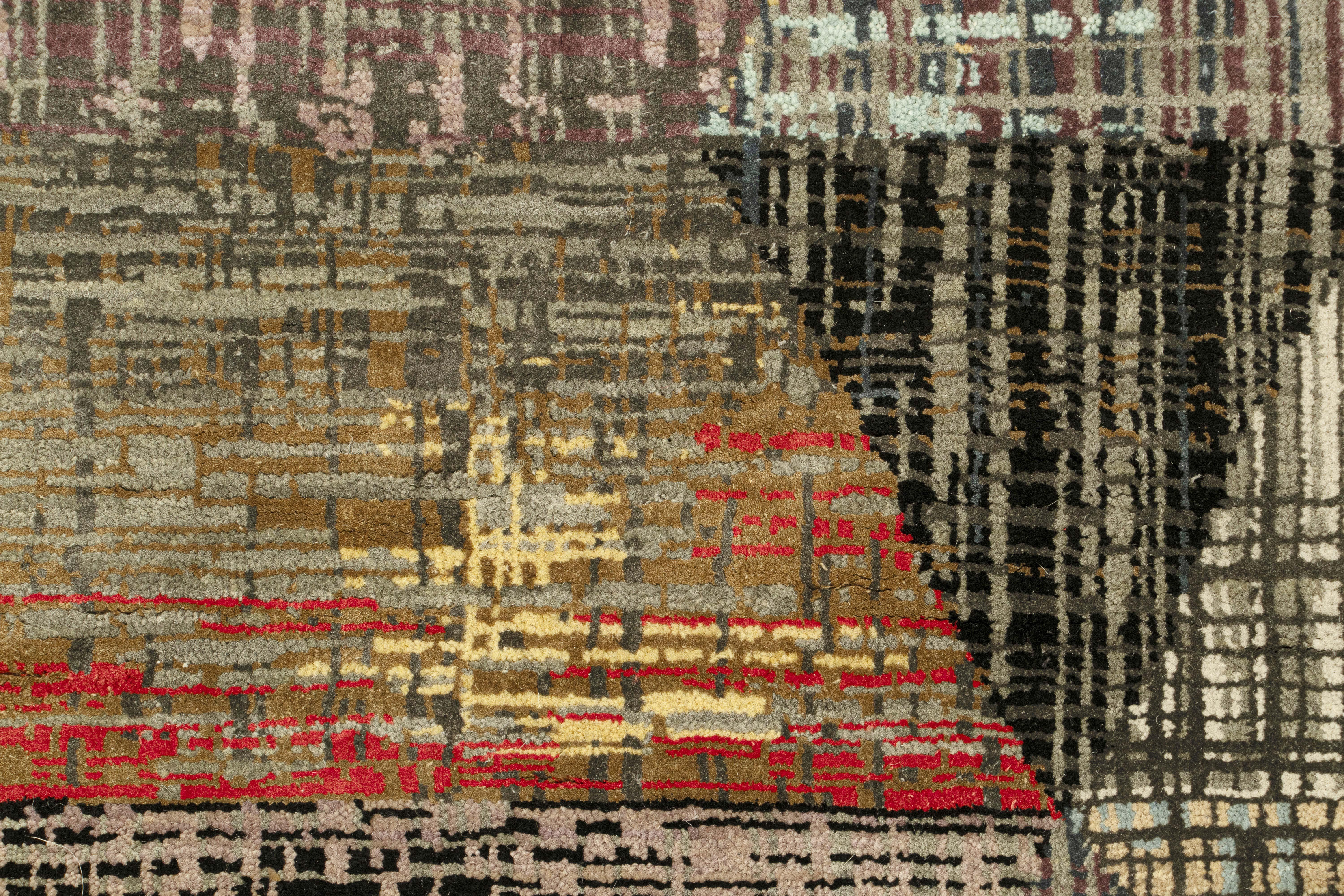 Moderno Rug & Kilim: un tappeto astratto con striature policromatiche e motivi geometrici in vendita