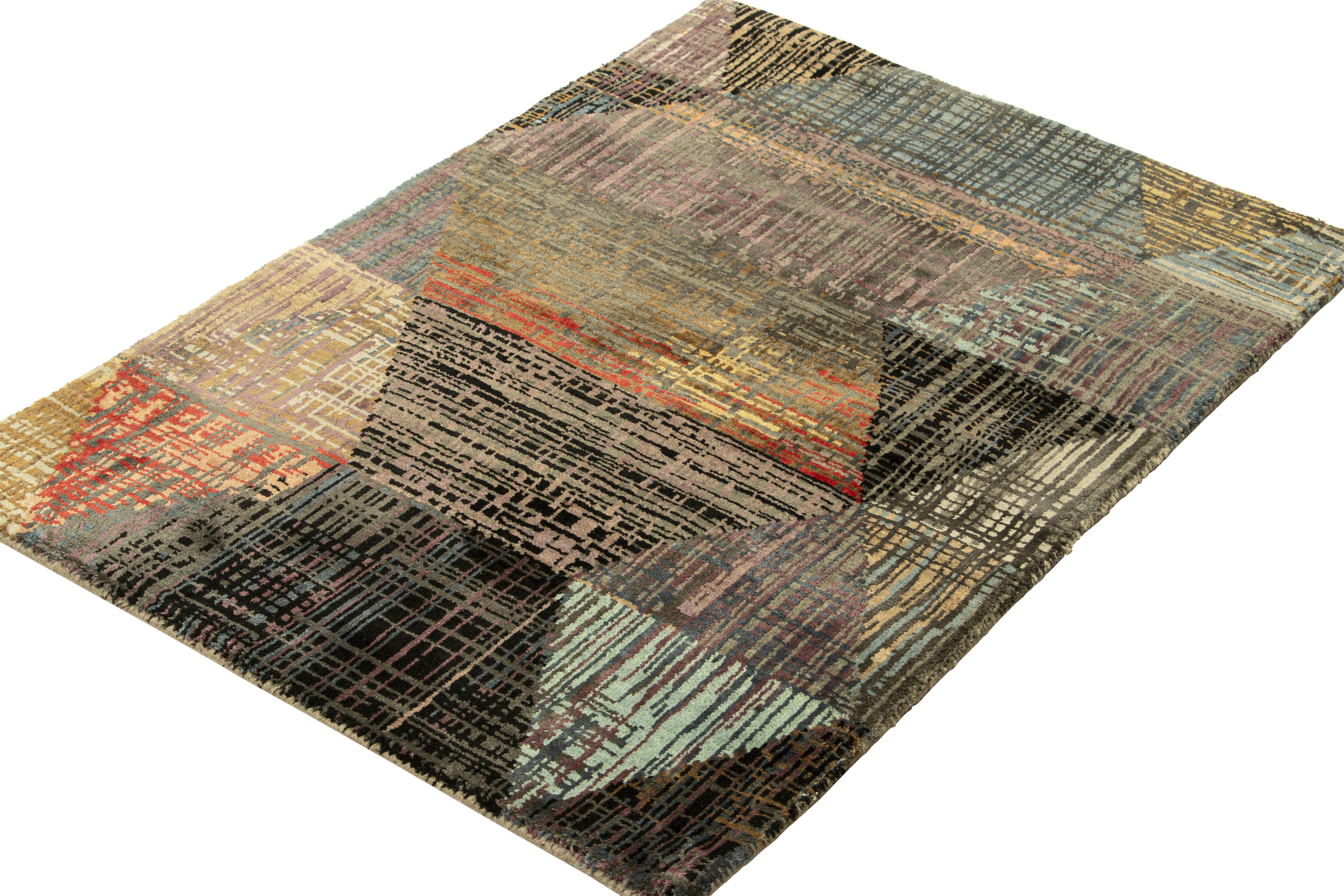 Indiano Rug & Kilim: un tappeto astratto con striature policromatiche e motivi geometrici in vendita