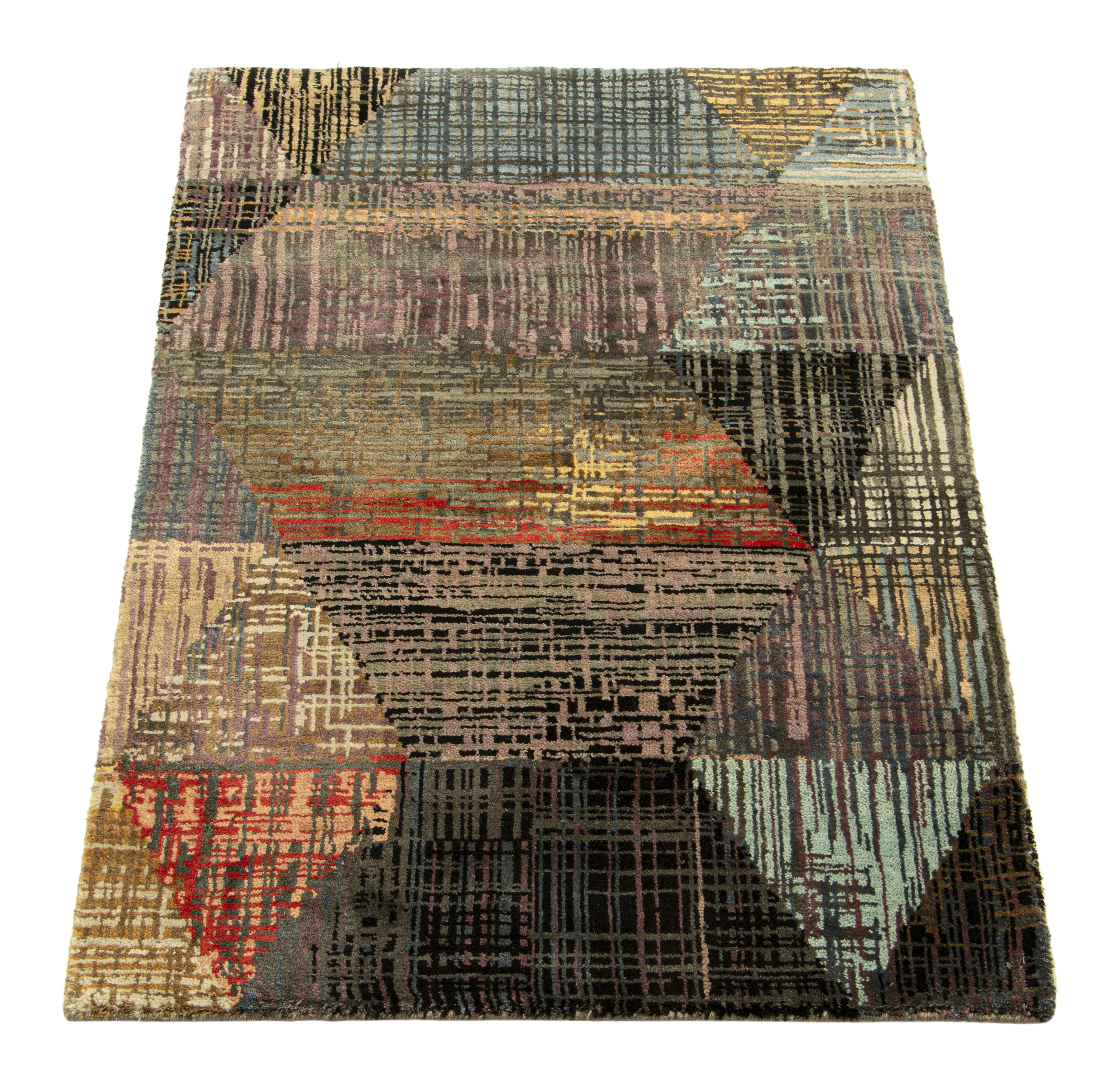 Annodato a mano Rug & Kilim: un tappeto astratto con striature policromatiche e motivi geometrici in vendita