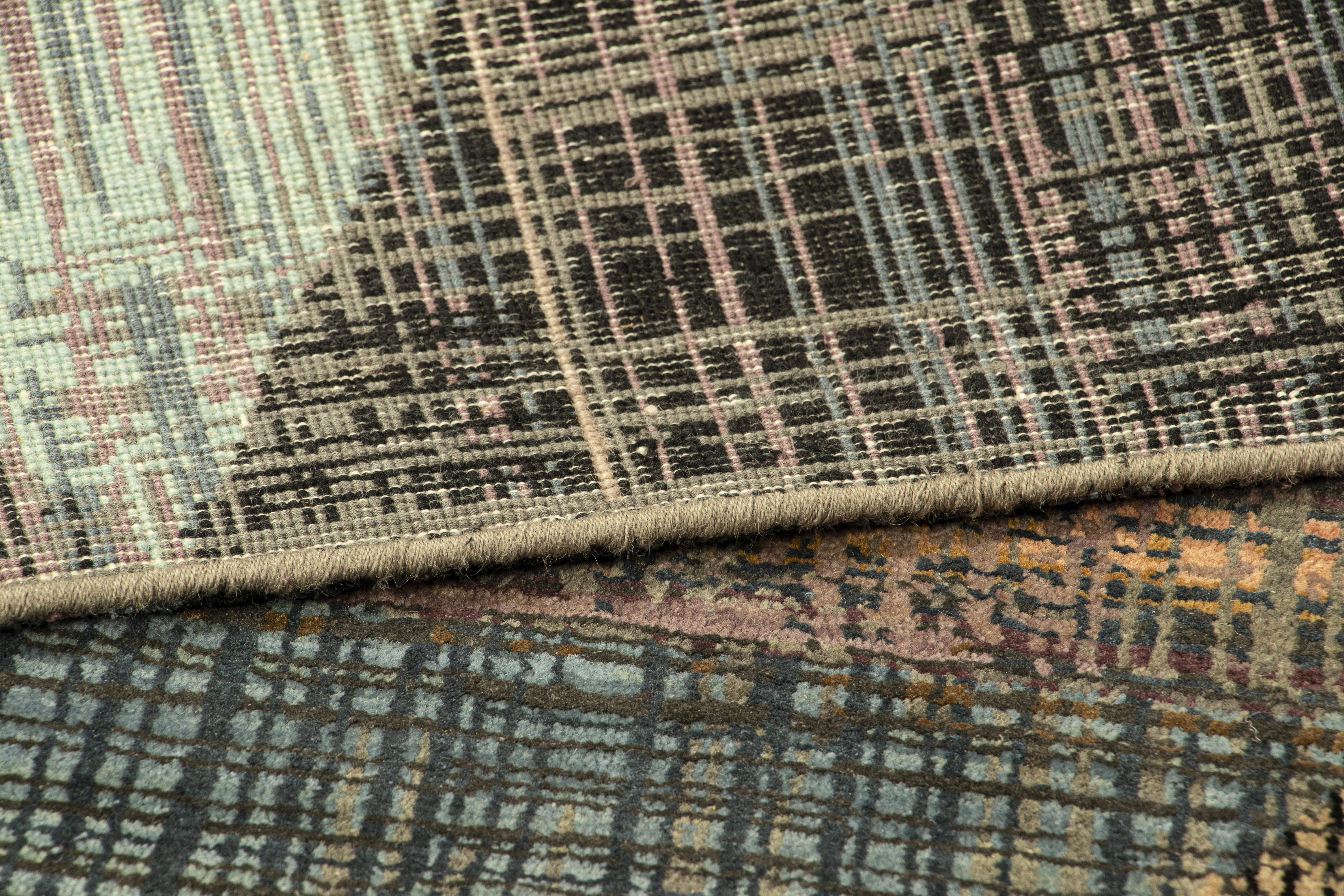 XXI secolo e contemporaneo Rug & Kilim: un tappeto astratto con striature policromatiche e motivi geometrici in vendita