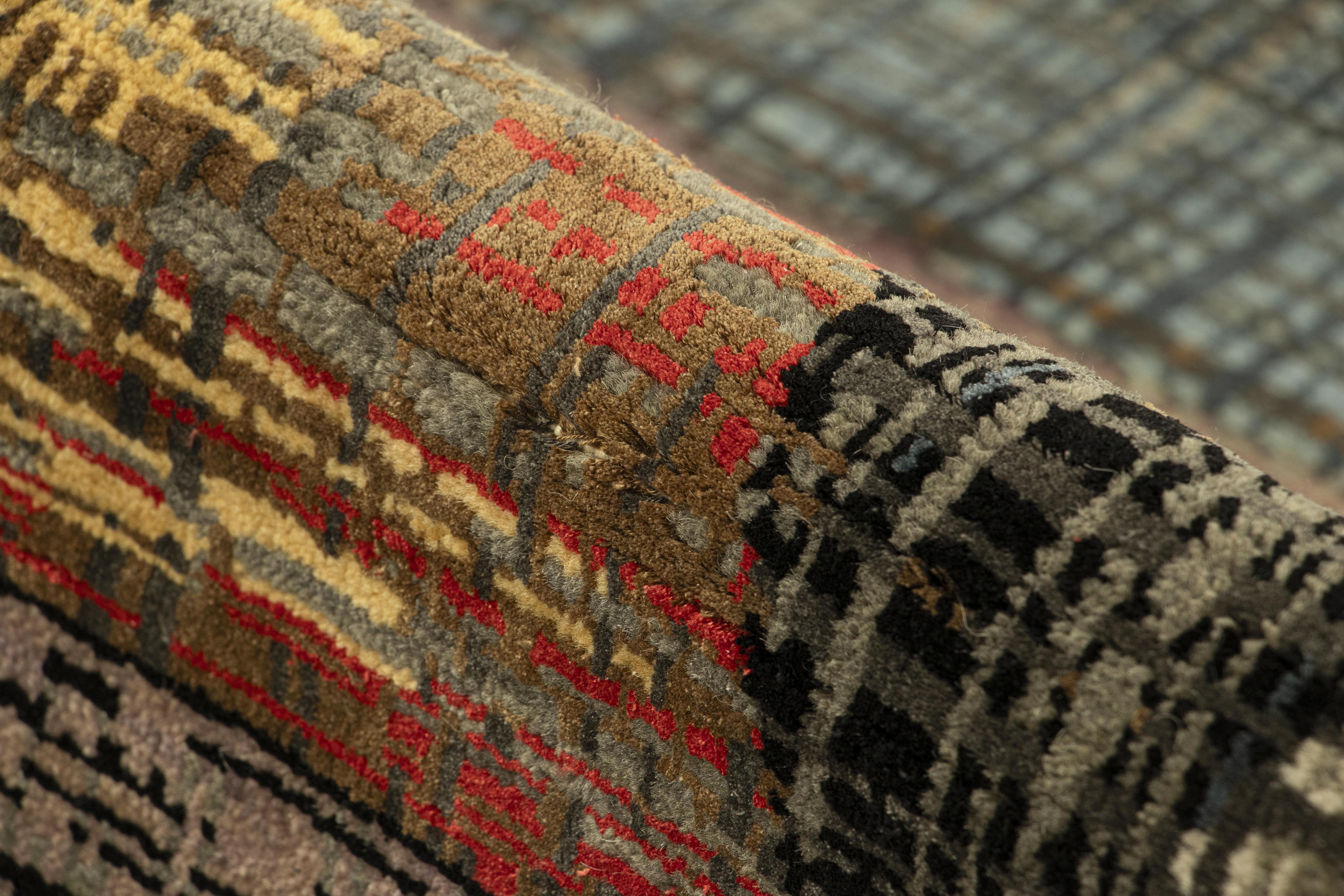 Abstrakter Teppich von Rug & Kilim mit polychromen Streifen und geometrischen Mustern (Wolle) im Angebot