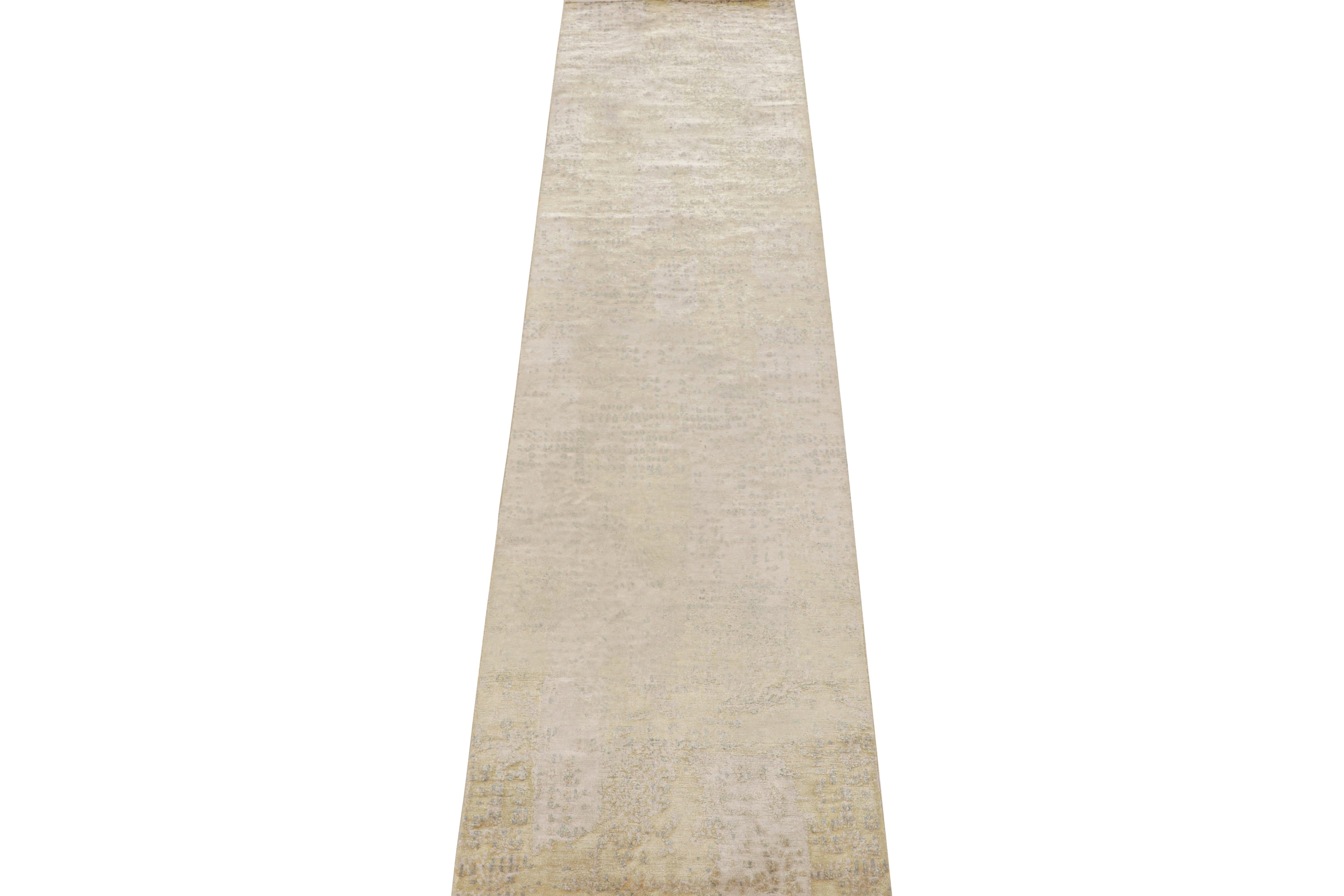 Questo runner astratto 2x10 è una nuova ed entusiasmante aggiunta alla collezione di tappeti moderni di Rug & Kilim. 

Annodato a mano in lussuosa seta naturale, il suo design presenta un motivo all over in grigio argento brillante con sfumature