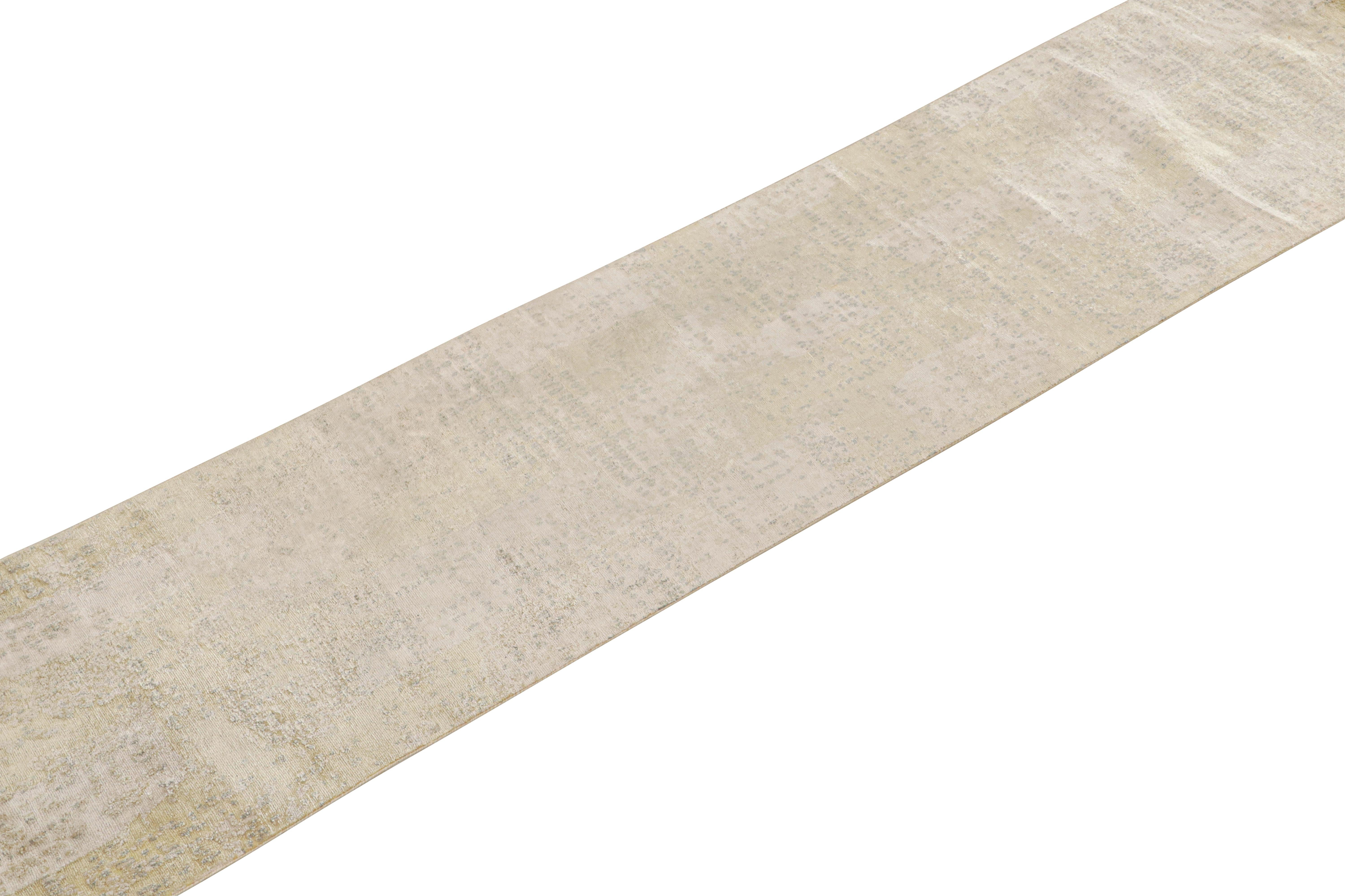 Moderno Runner astratto di Rug & Kilim in grigio-argento con toni avorio in vendita
