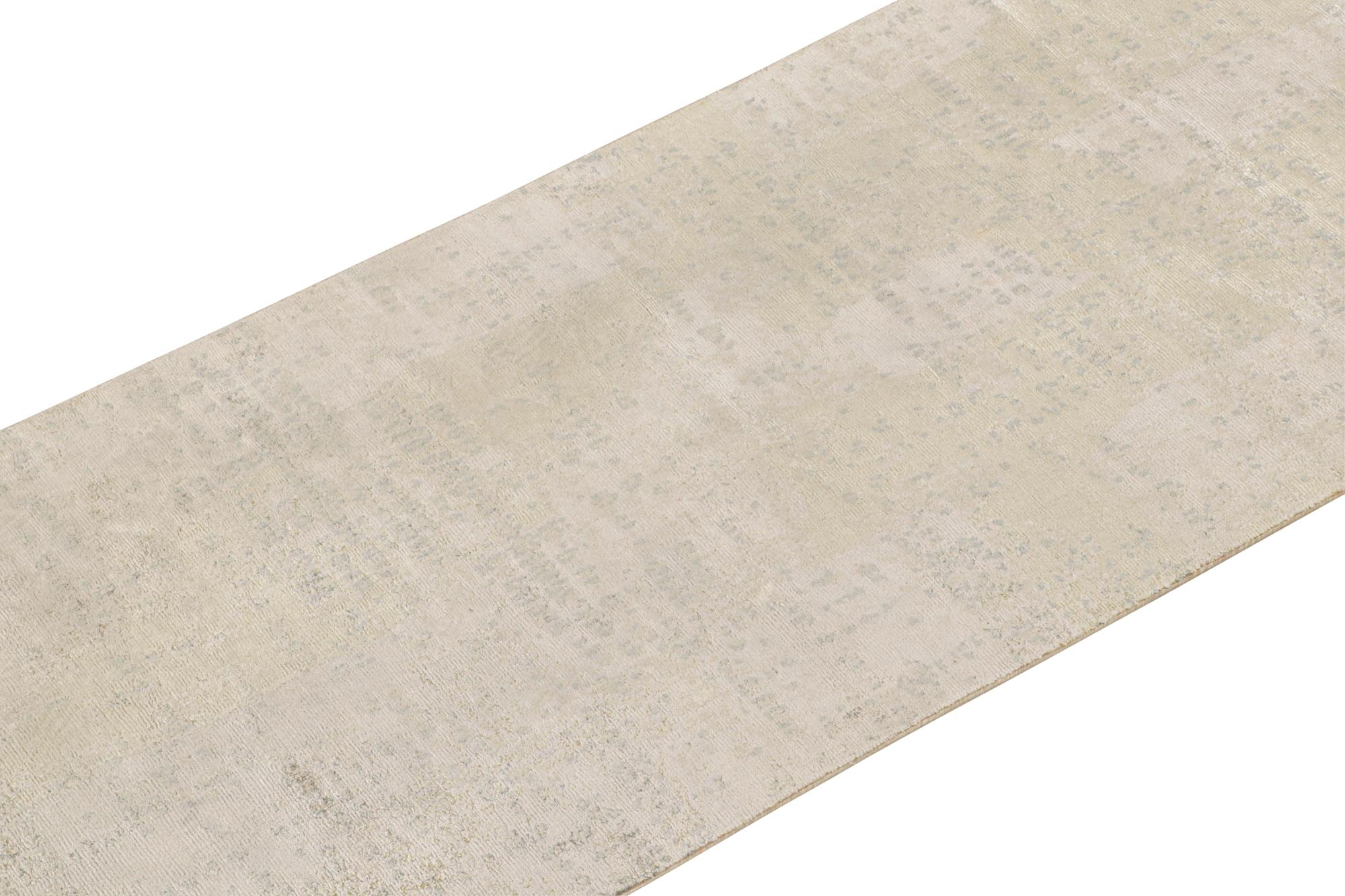Indiano Runner astratto di Rug & Kilim in grigio-argento con toni avorio in vendita